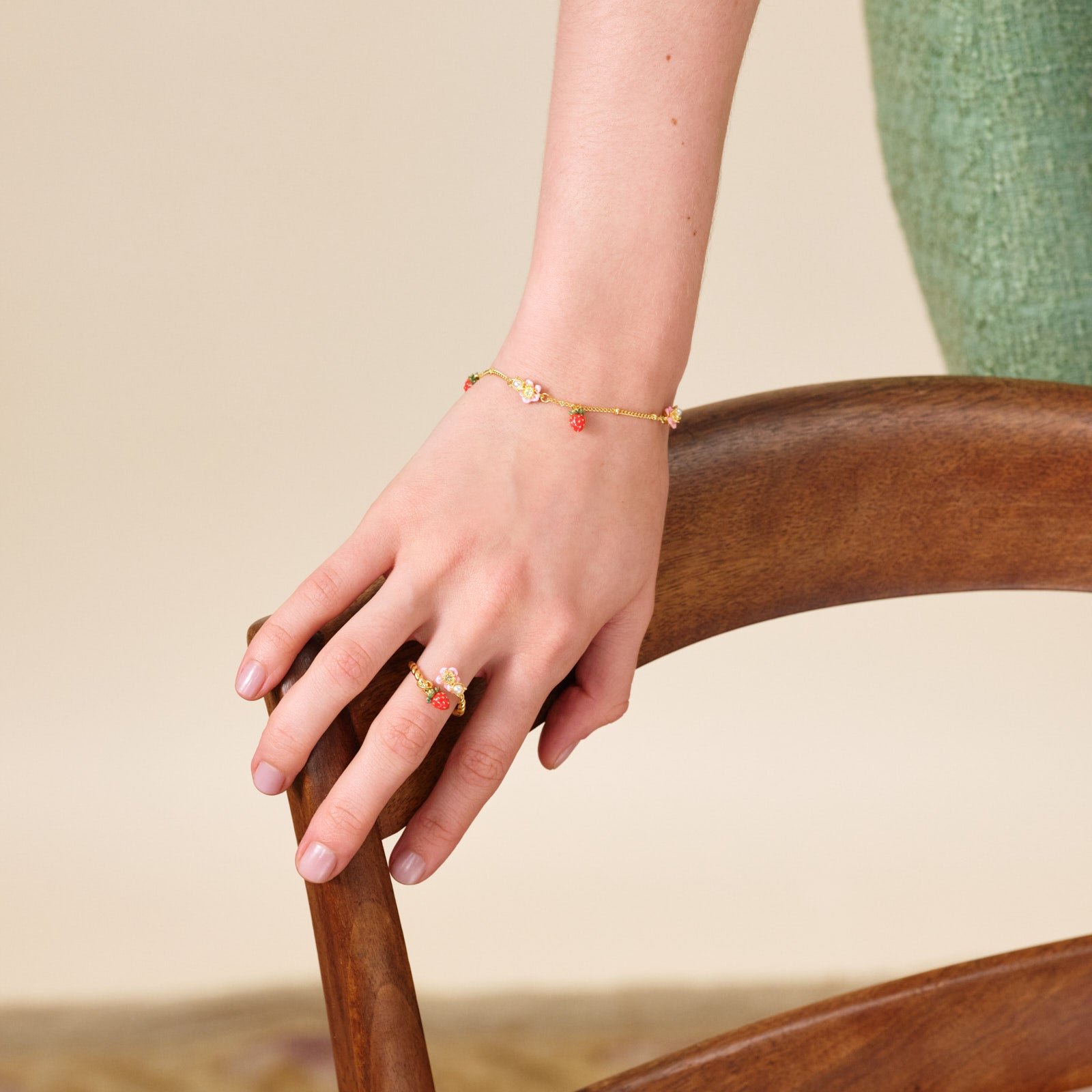 Wild strawberry and flower adjustable ring LES NEREIDES Multicolored