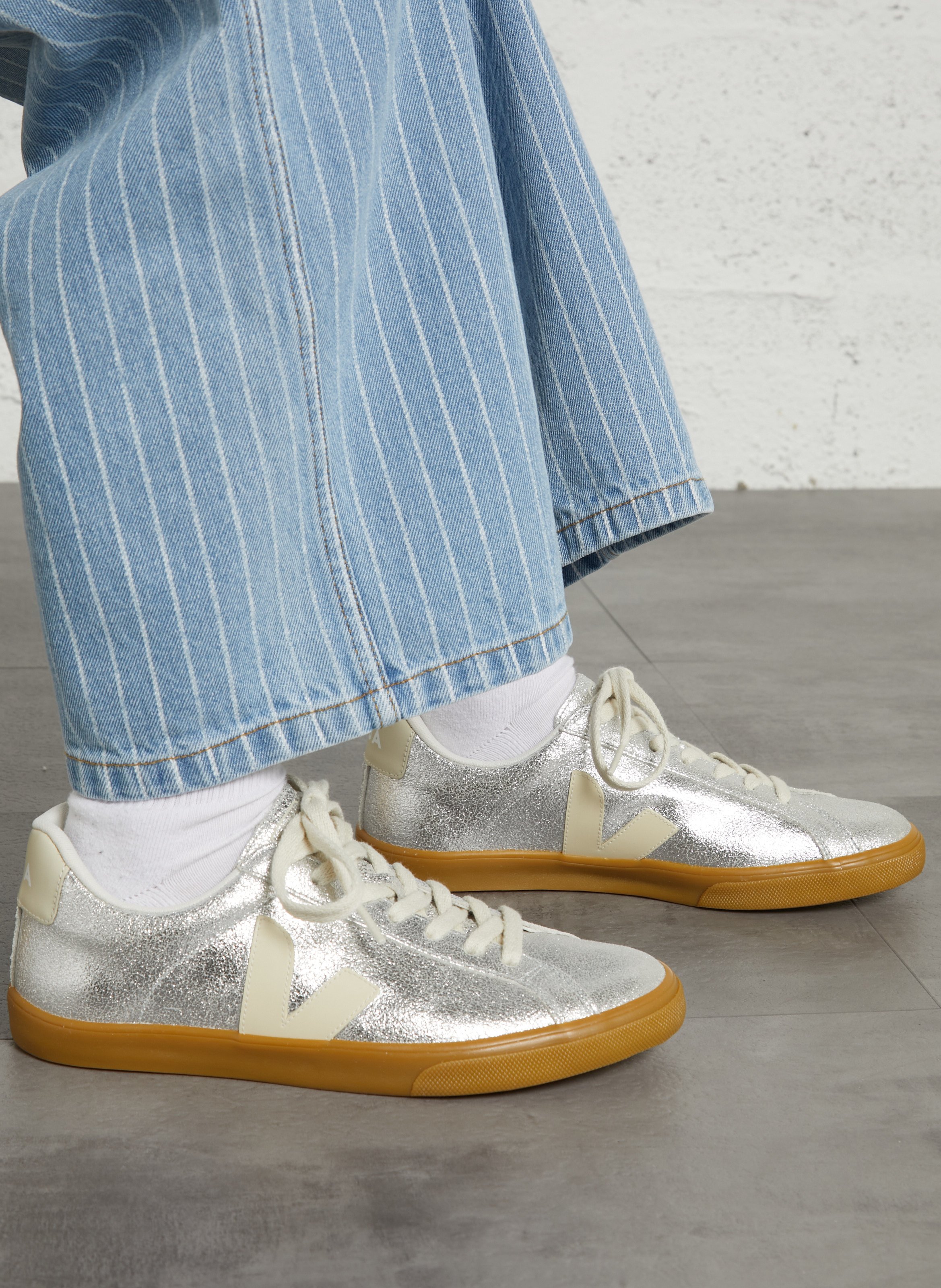 Baskets basses en cuir métallisé VEJA Argent