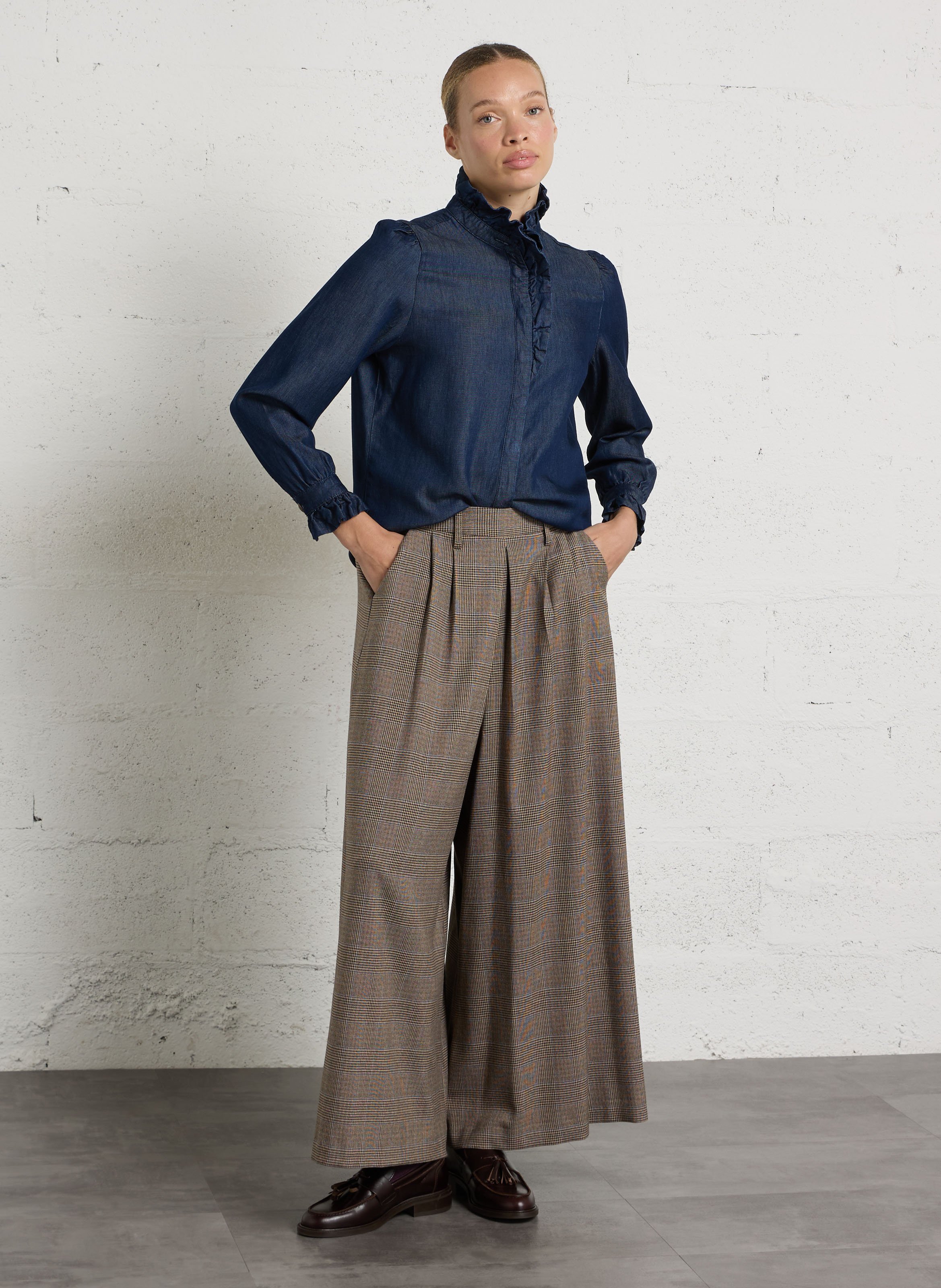 Gerade geschnittene Denim-Bluse mit viktorianischem Kragen MAISON 123 Blau