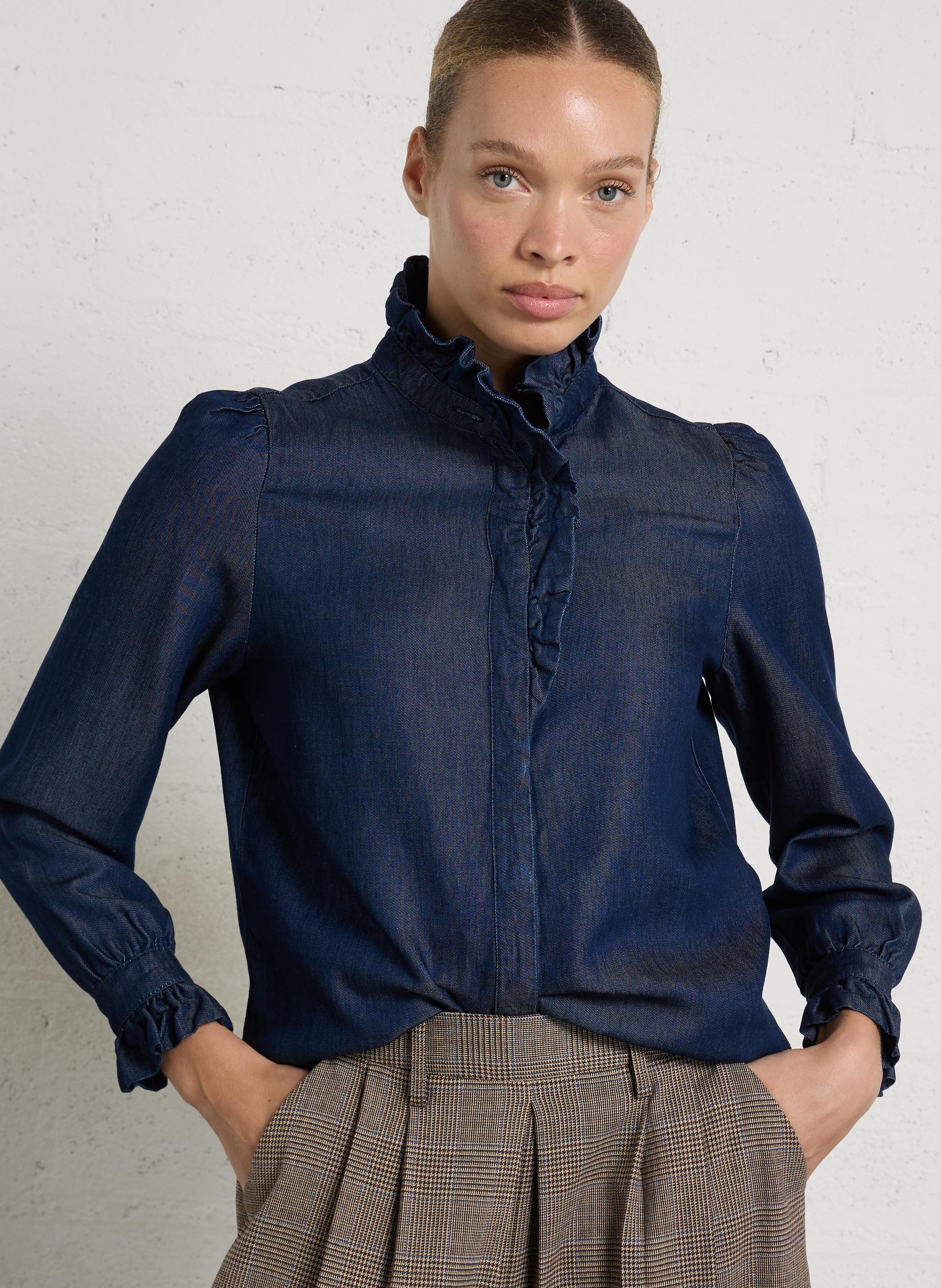 Gerade geschnittene Denim-Bluse mit viktorianischem Kragen MAISON 123 Blau