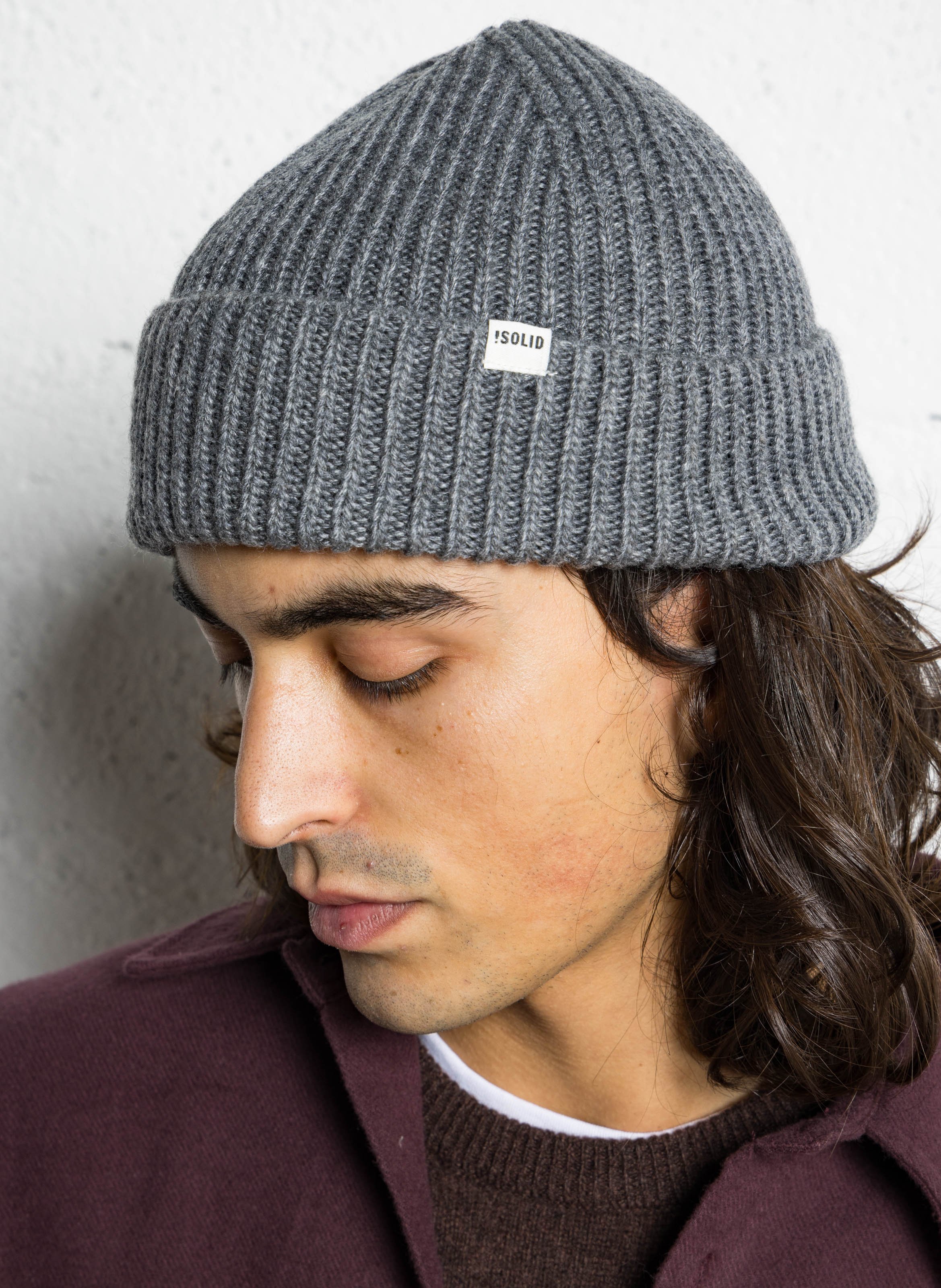 Effen muts met omgeslagen rand in gebreide stof. SOLID
