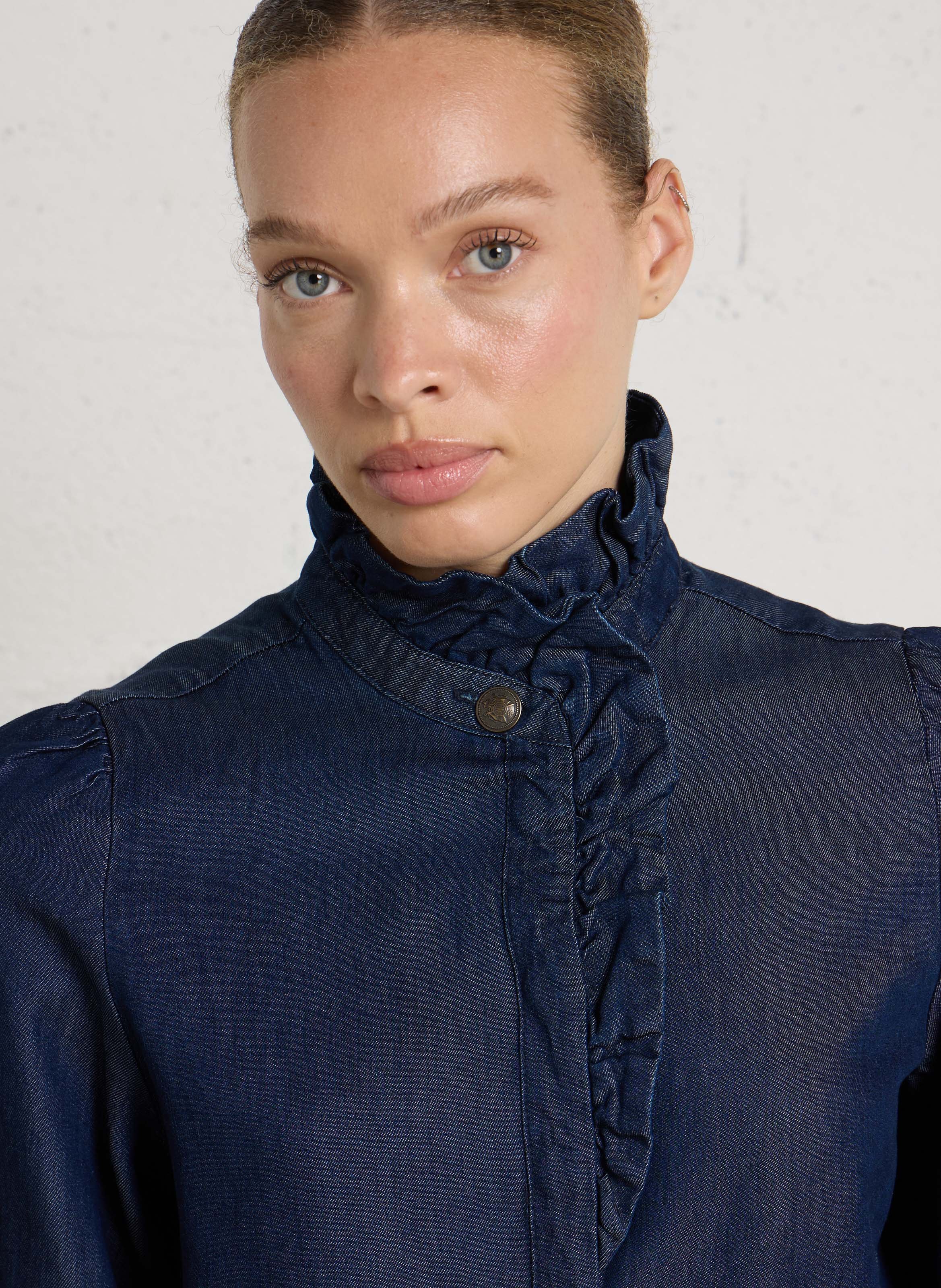 Gerade geschnittene Denim-Bluse mit viktorianischem Kragen MAISON 123 Blau