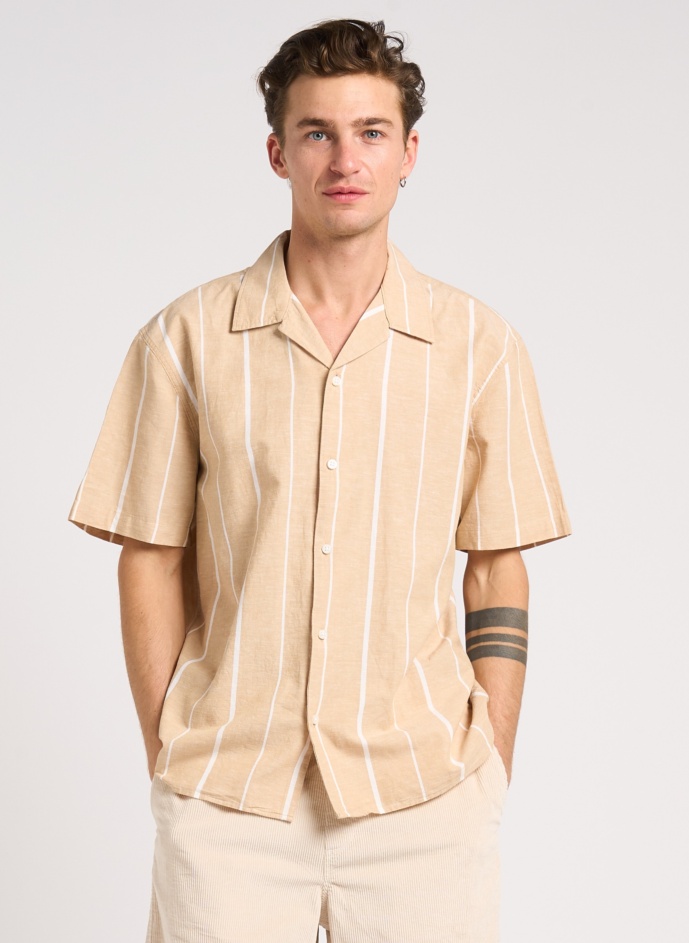 Gerade geschnittenes Hemd aus Baumwoll-Mix mit Kuba-Kragen BeigeSELECTED