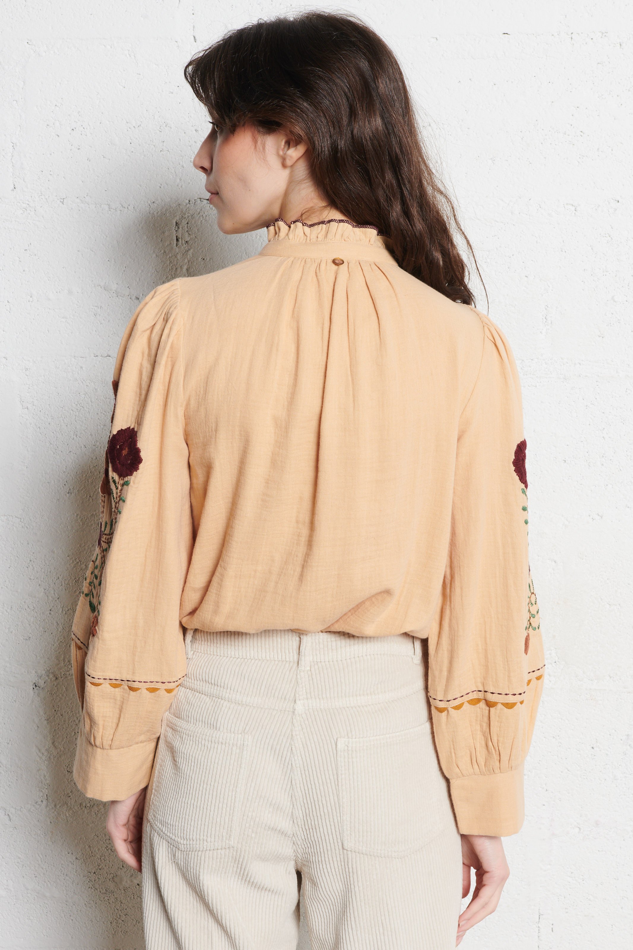 Weites Hemd mit viktorianischem Kragen aus Baumwolle ANTIK BATIK Beige