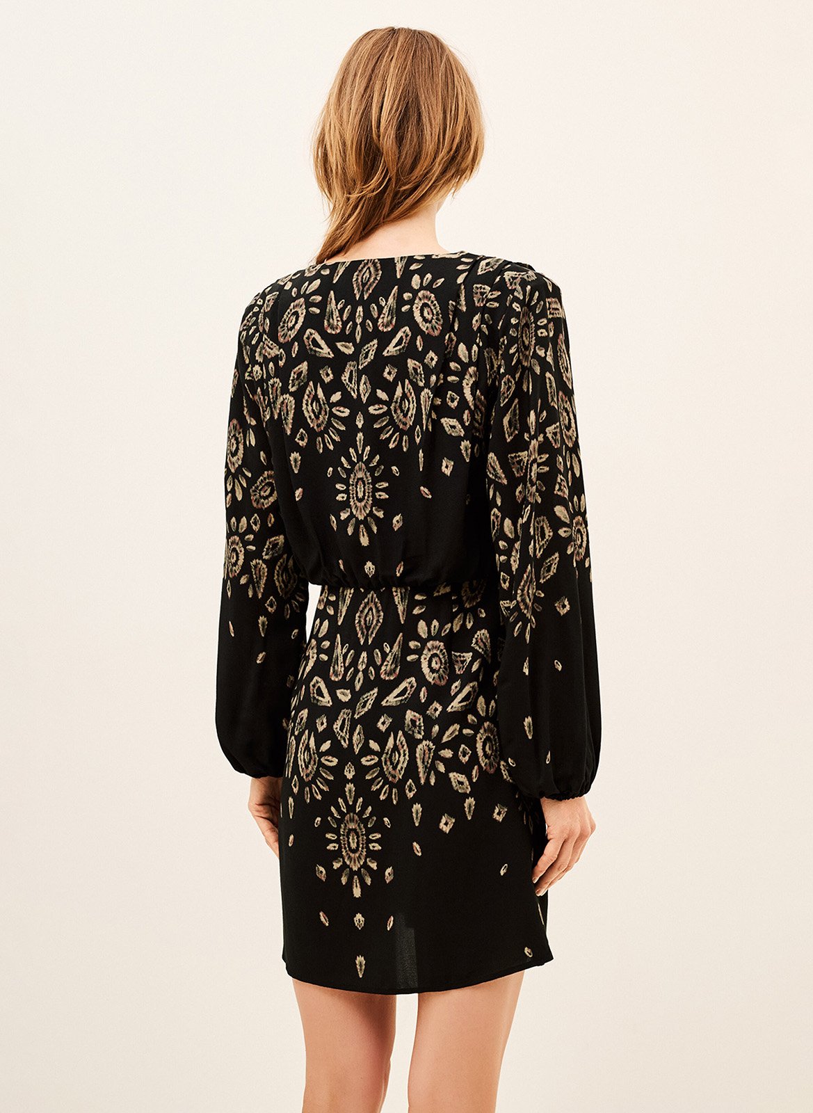 Gerade geschnittenes Kurzkleid mit Rundhalsausschnitt BA&SH Schwarz