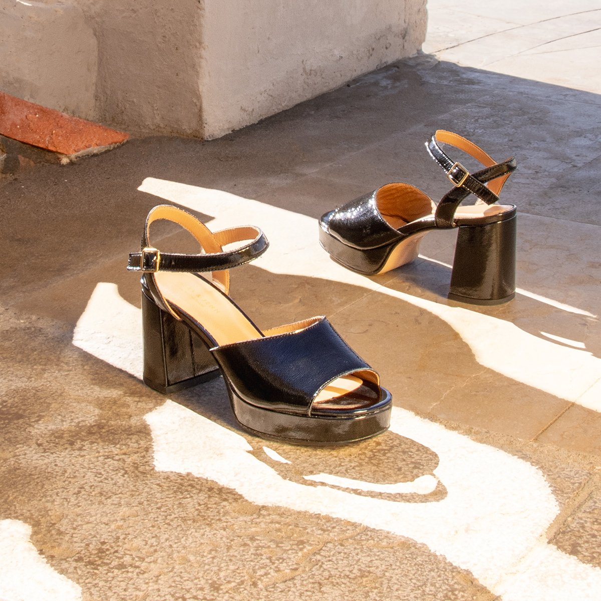 Patent leather platform sandals JULES & JENN Black