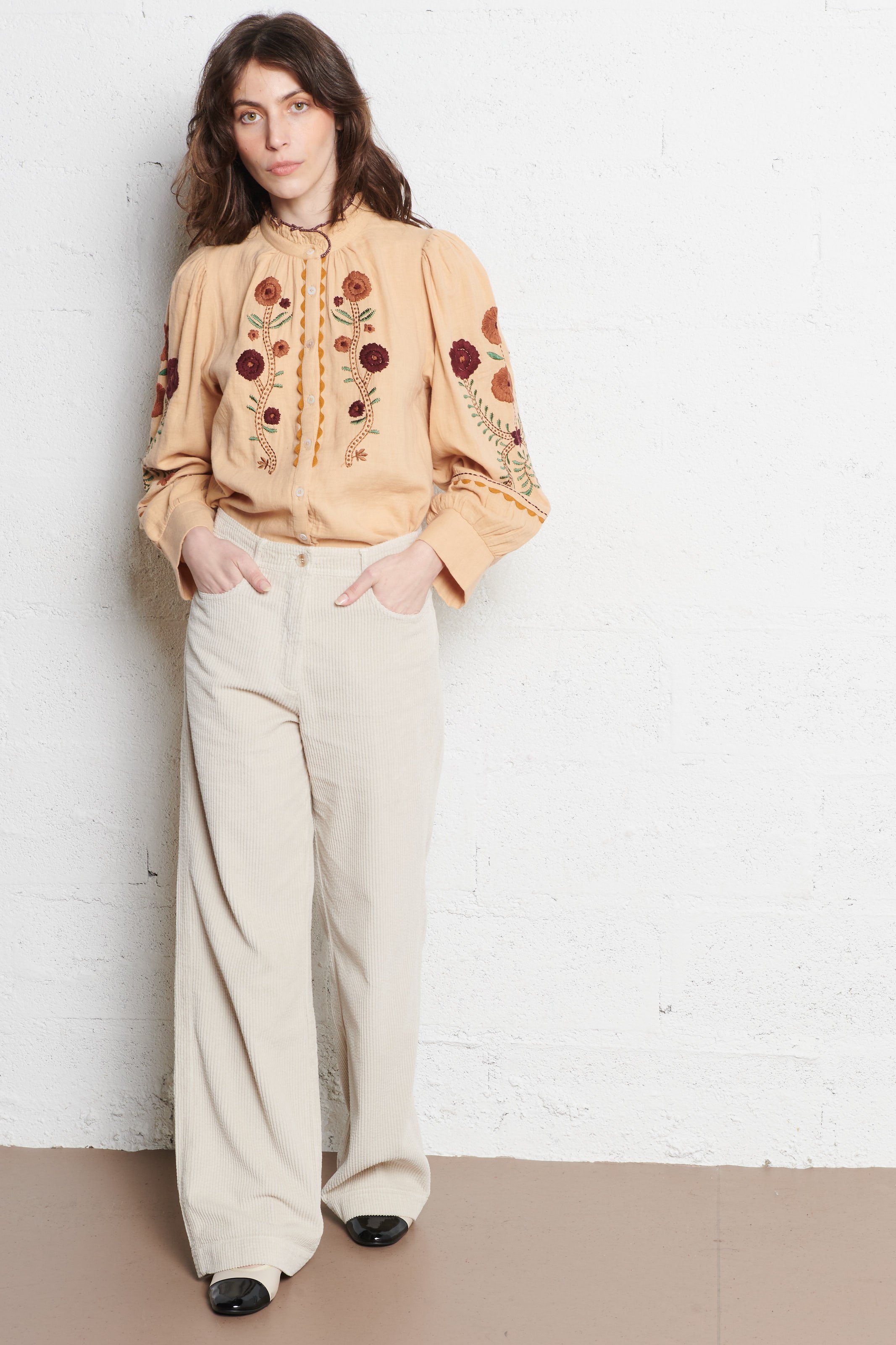 Weites Hemd mit viktorianischem Kragen aus Baumwolle ANTIK BATIK Beige