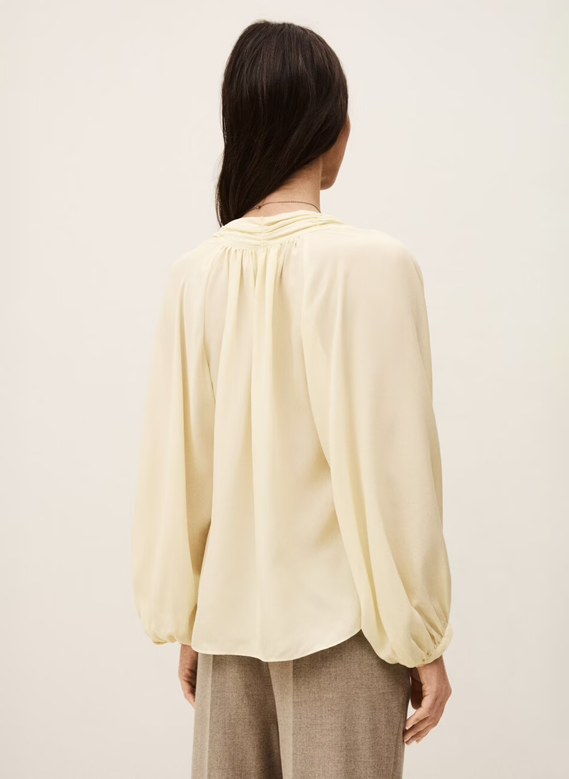 Ruimzittende zijden blouse met strikband aan de kraag BA&SH Beige