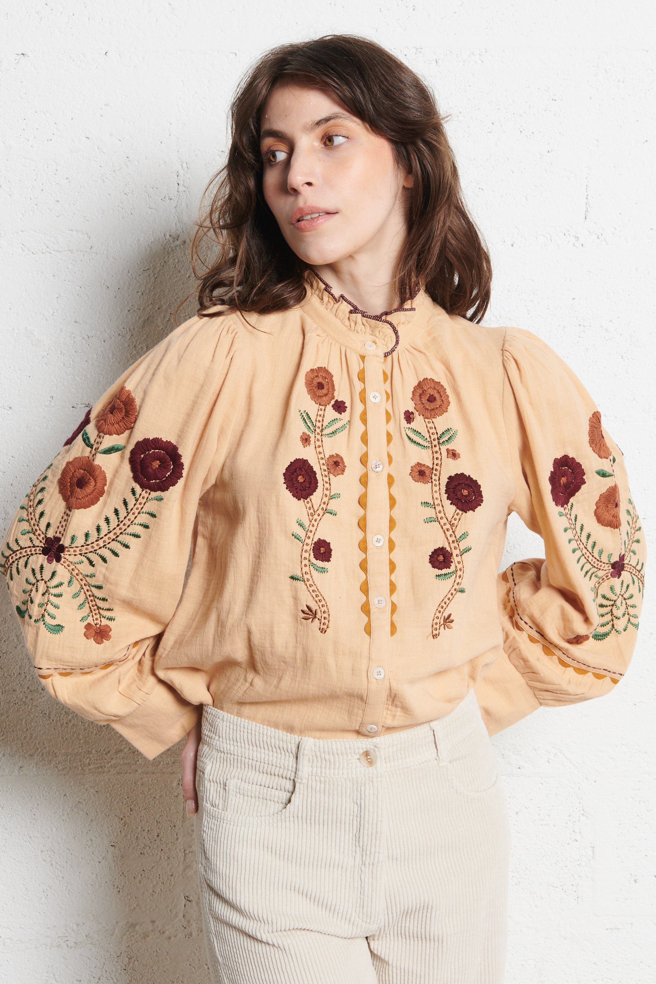 Weites Hemd mit viktorianischem Kragen aus Baumwolle ANTIK BATIK Beige