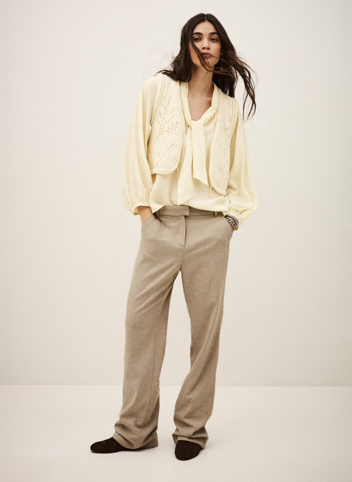 Ruimzittende zijden blouse met strikband aan de kraag BA&SH Beige