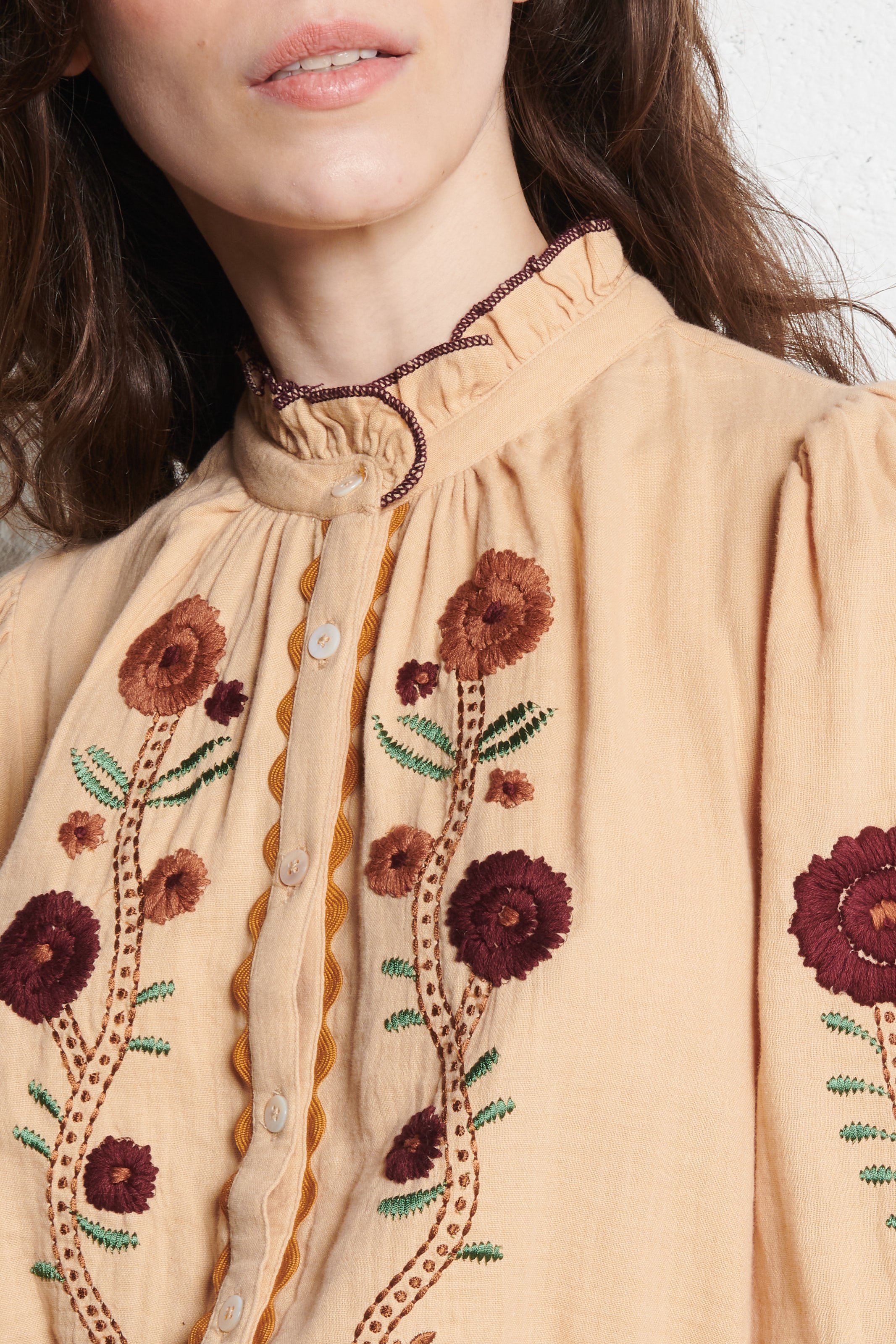 Weites Hemd mit viktorianischem Kragen aus Baumwolle ANTIK BATIK Beige