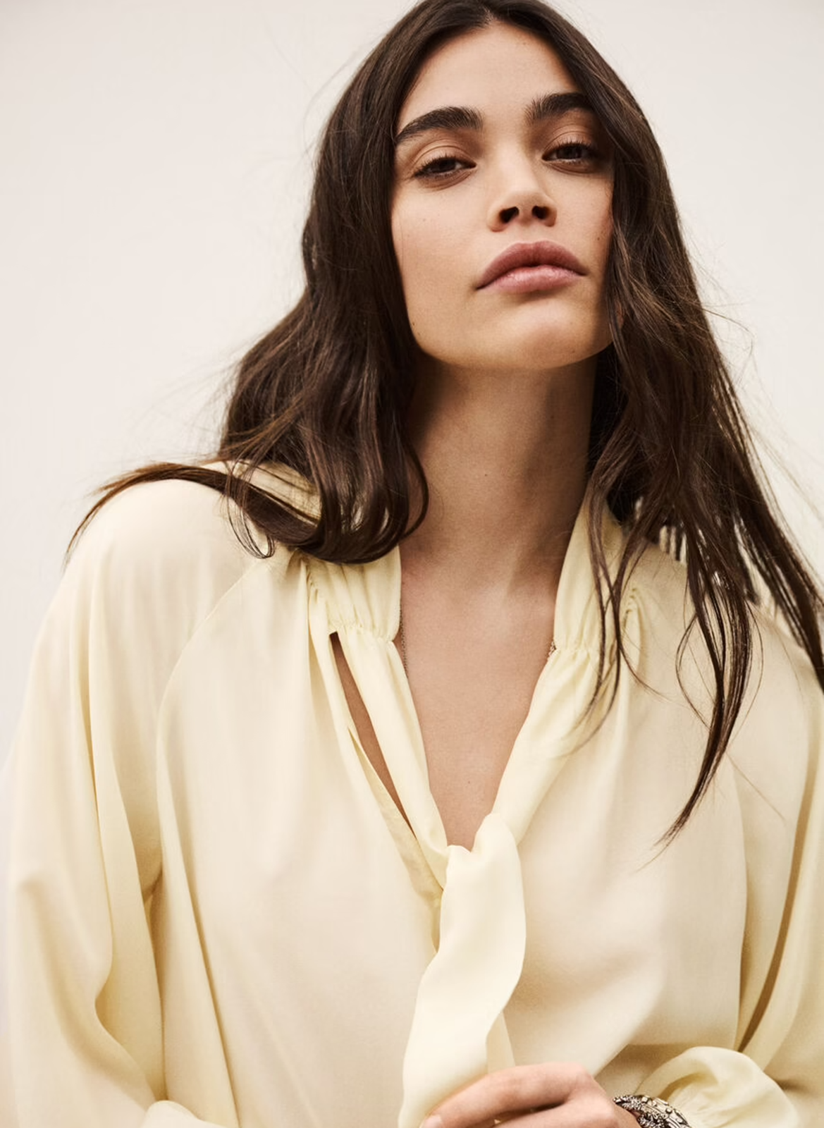 Ruimzittende zijden blouse met strikband aan de kraag BA&SH Beige