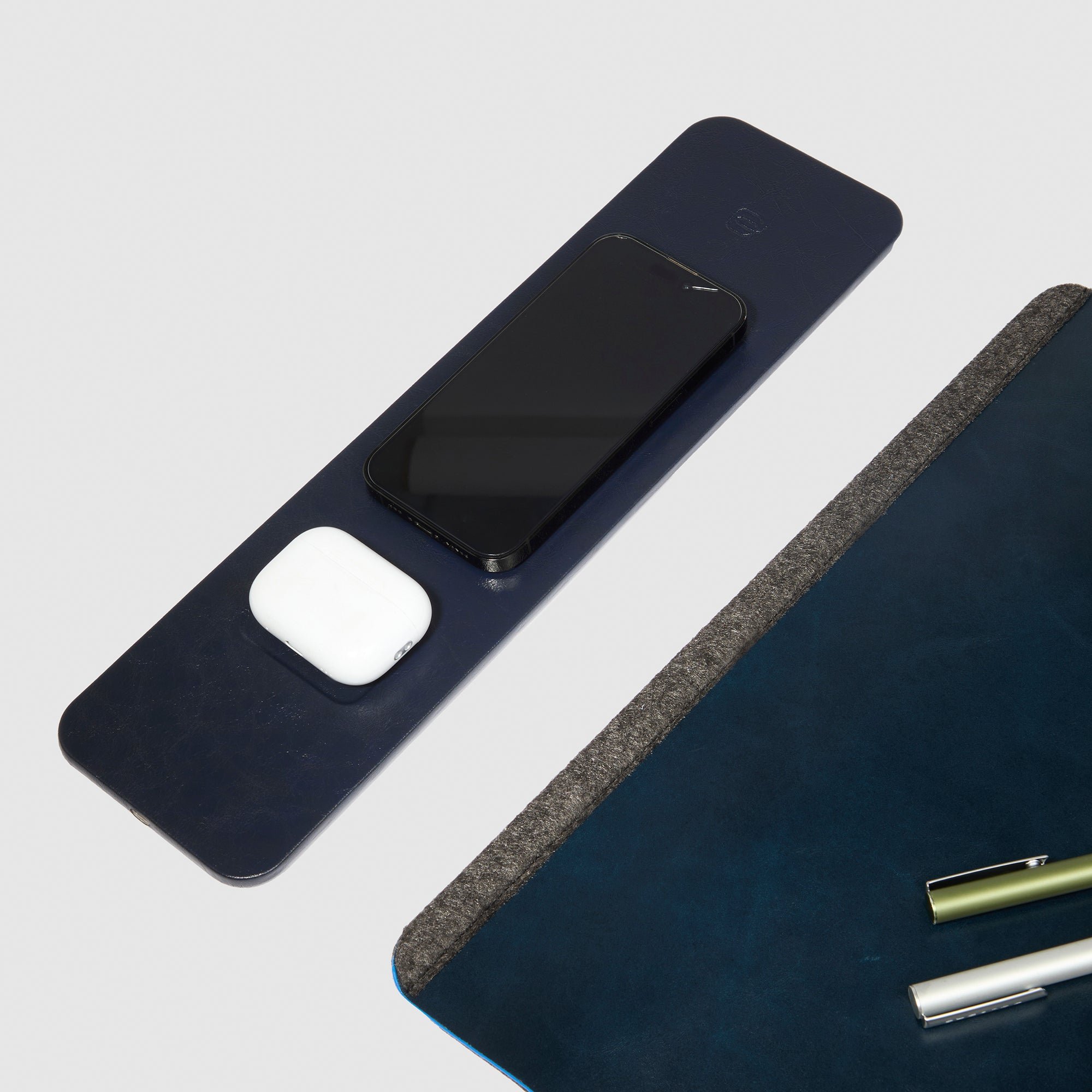 Desk pad with 15W wireless charging stations PIQUADRO Blue