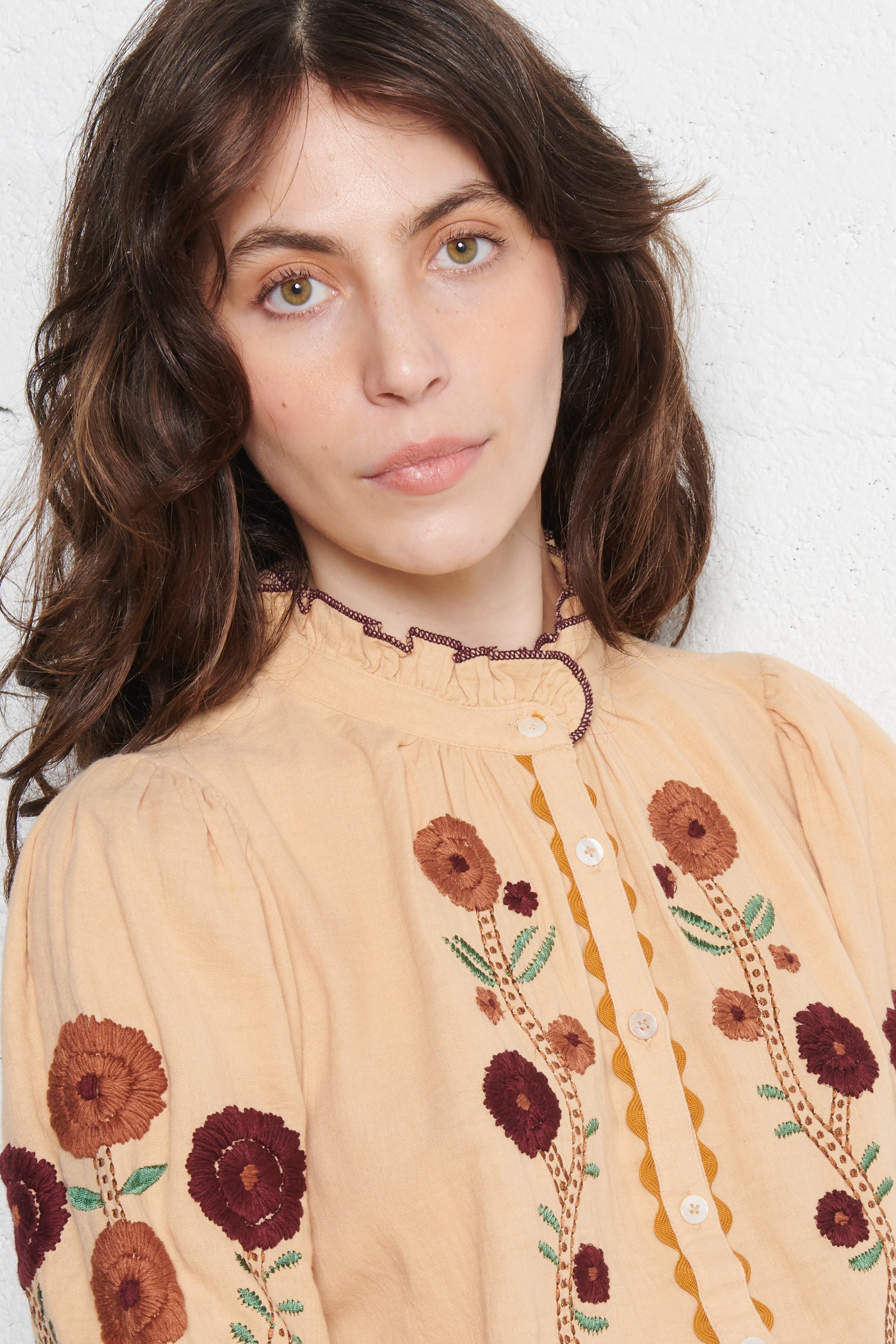 Weites Hemd mit viktorianischem Kragen aus Baumwolle ANTIK BATIK Beige