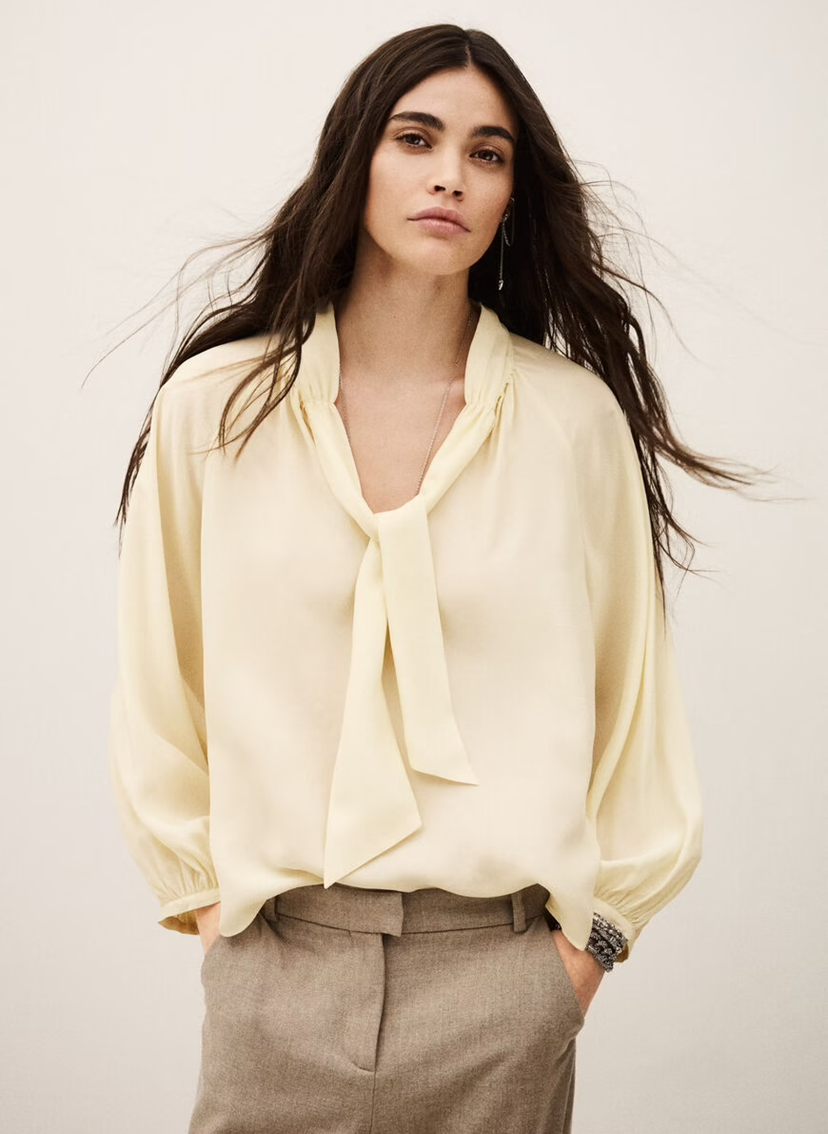 Ruimzittende zijden blouse met strikband aan de kraag BA&SH Beige