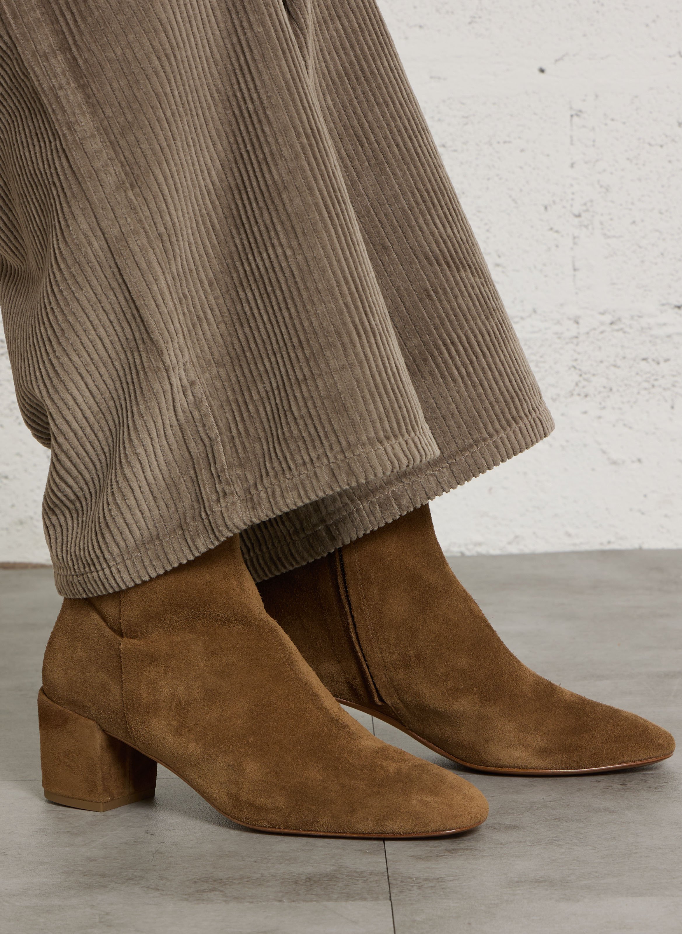 Einfarbige Wildleder-Stiefeletten ANTHOLOGY PARIS Braun