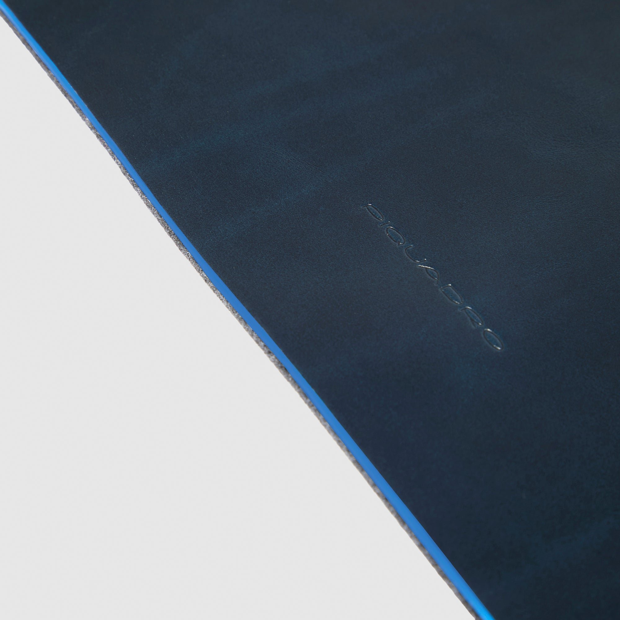 Desk pad with 15W wireless charging stations PIQUADRO Blue