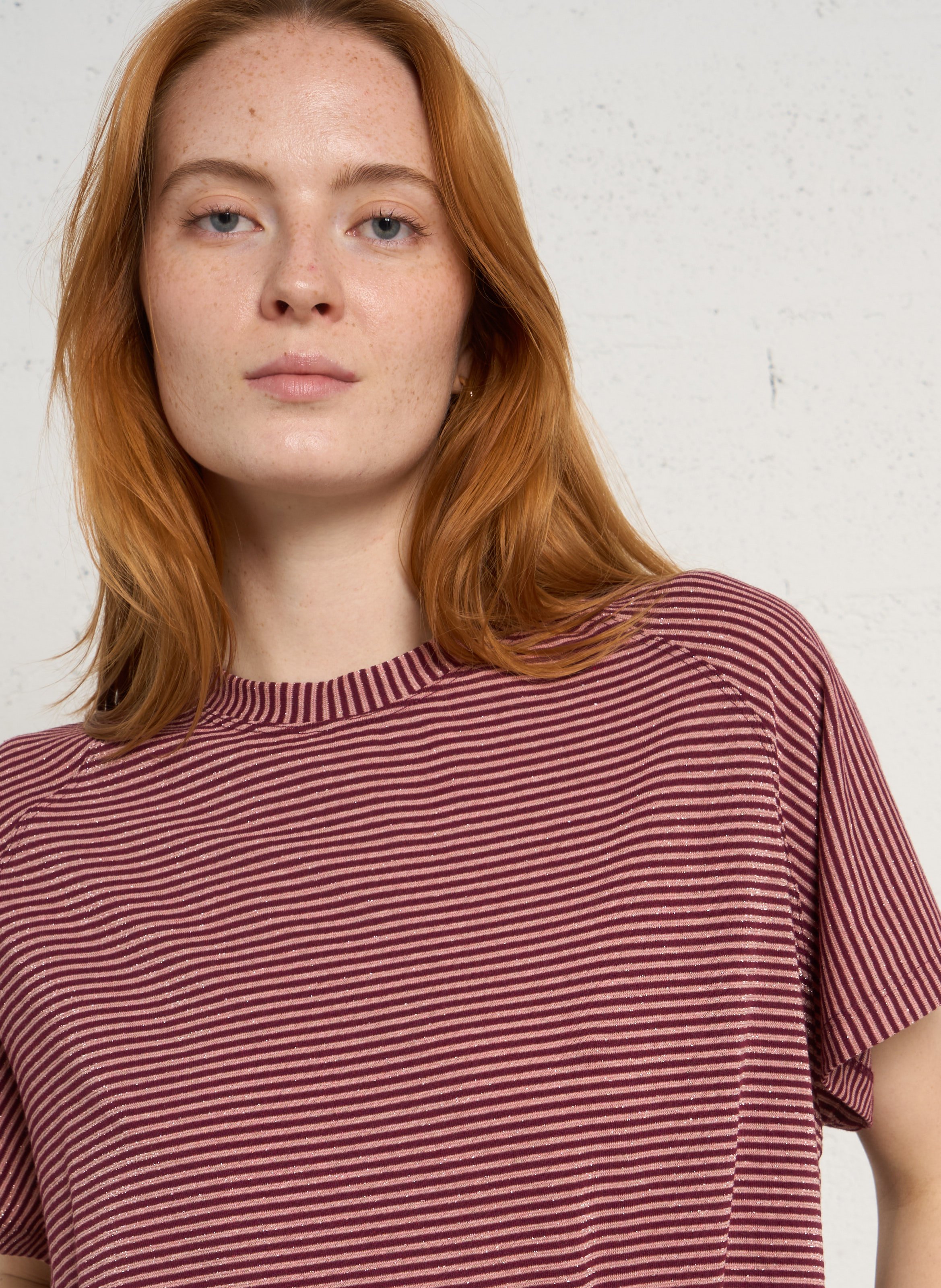 T-Shirt mit Rundhalsausschnitt und geradem Schnitt mit metallischen Streifen MOMONI Violett