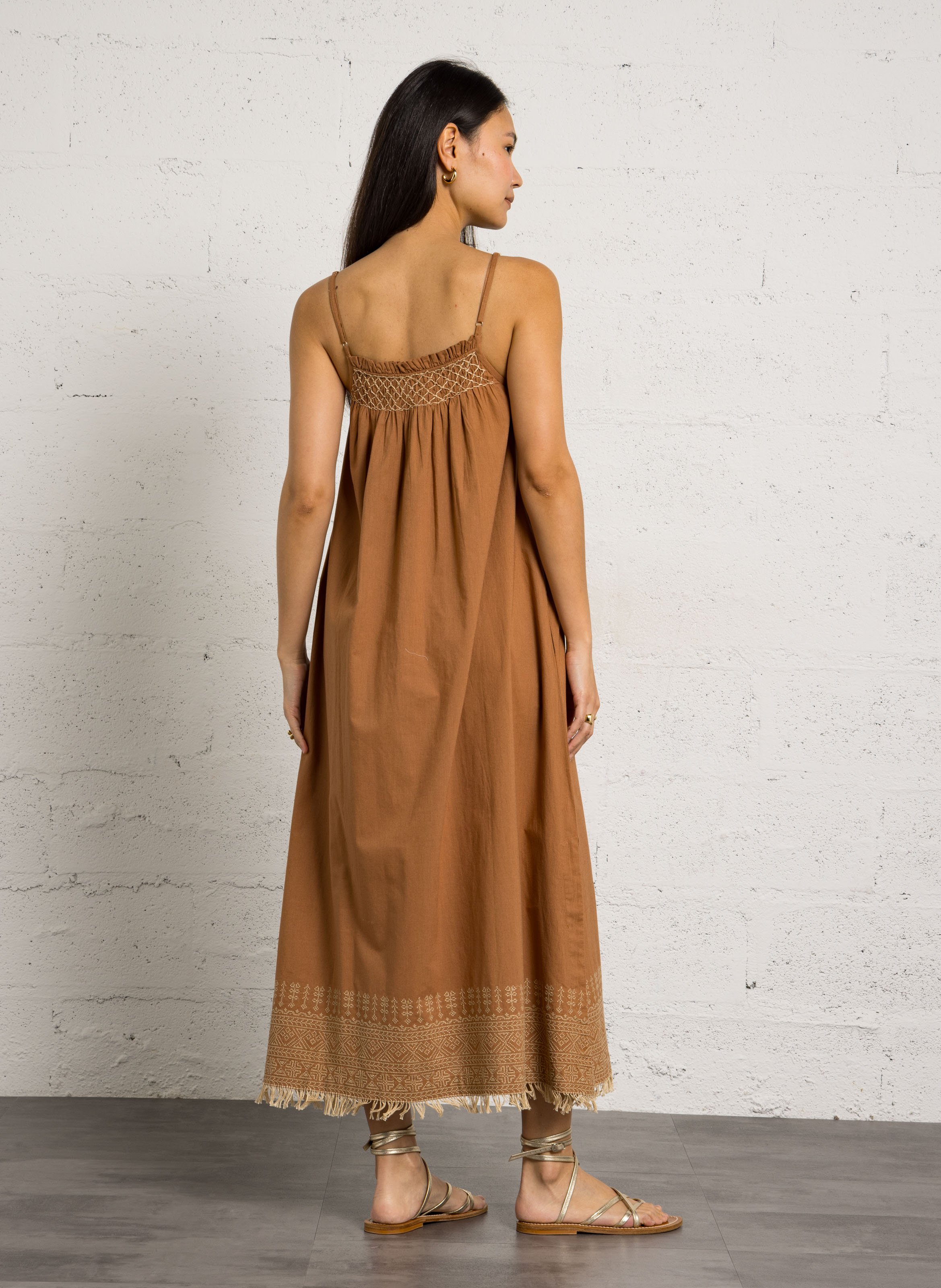 Lange, katoenen jurk met ronde hals en borduursel HOD PARIS Bruin