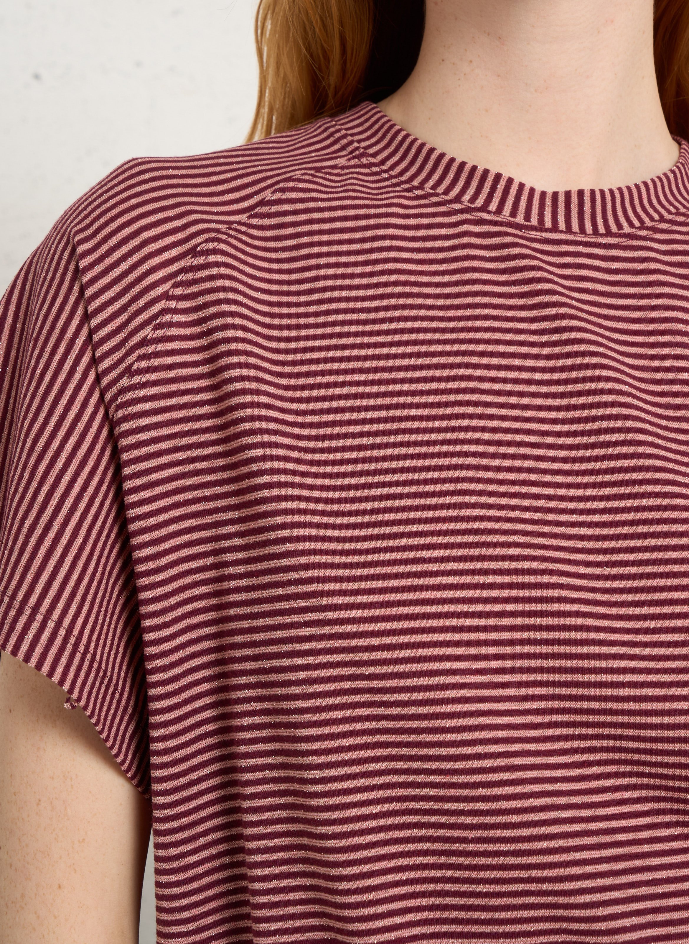 T-Shirt mit Rundhalsausschnitt und geradem Schnitt mit metallischen Streifen MOMONI Violett