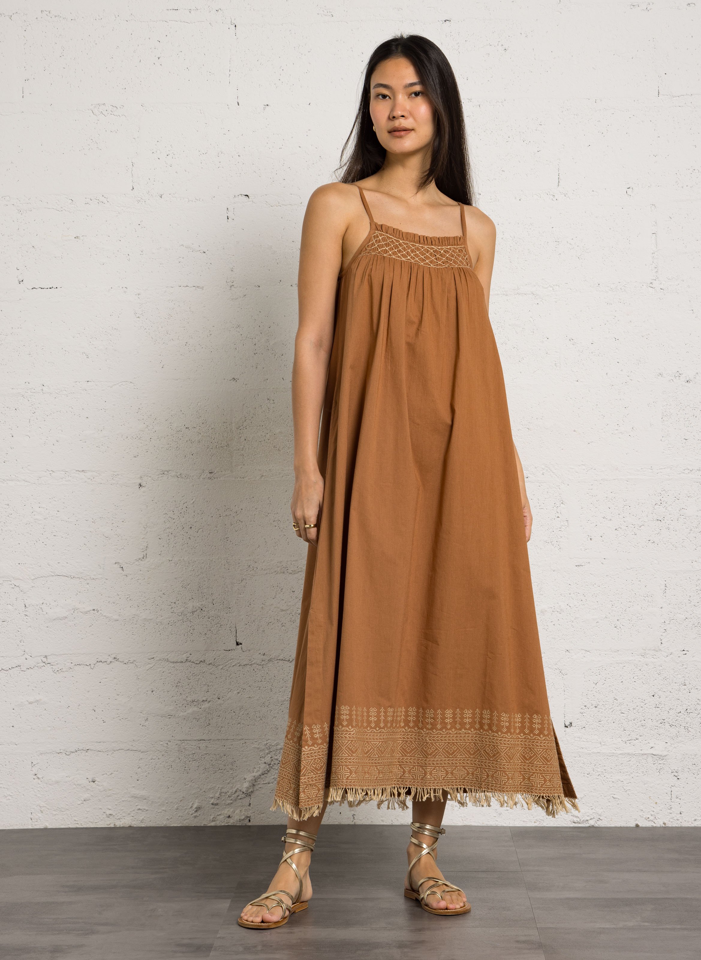 Lange, katoenen jurk met ronde hals en borduursel HOD PARIS Bruin