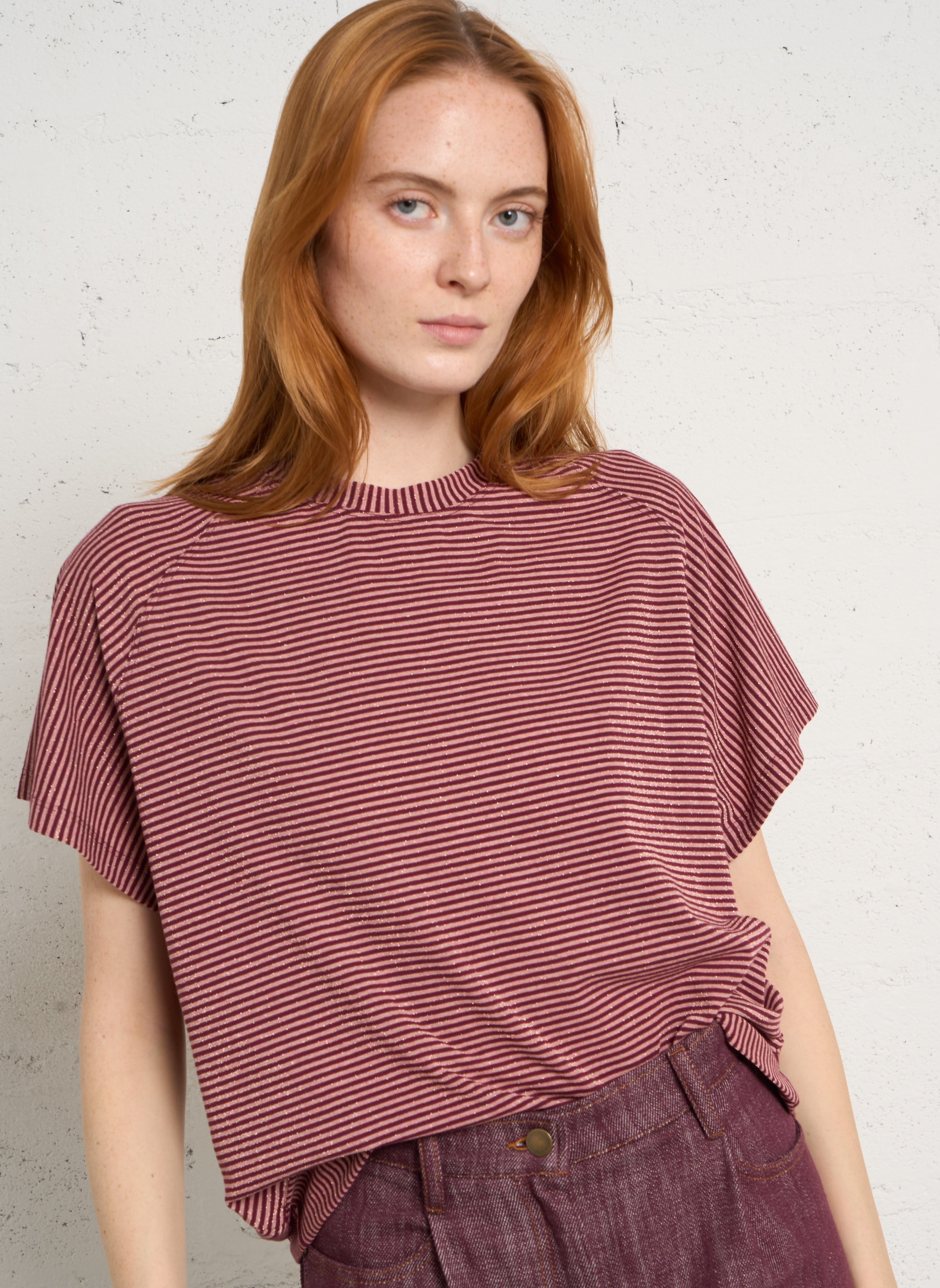 T-Shirt mit Rundhalsausschnitt und geradem Schnitt mit metallischen Streifen MOMONI Violett