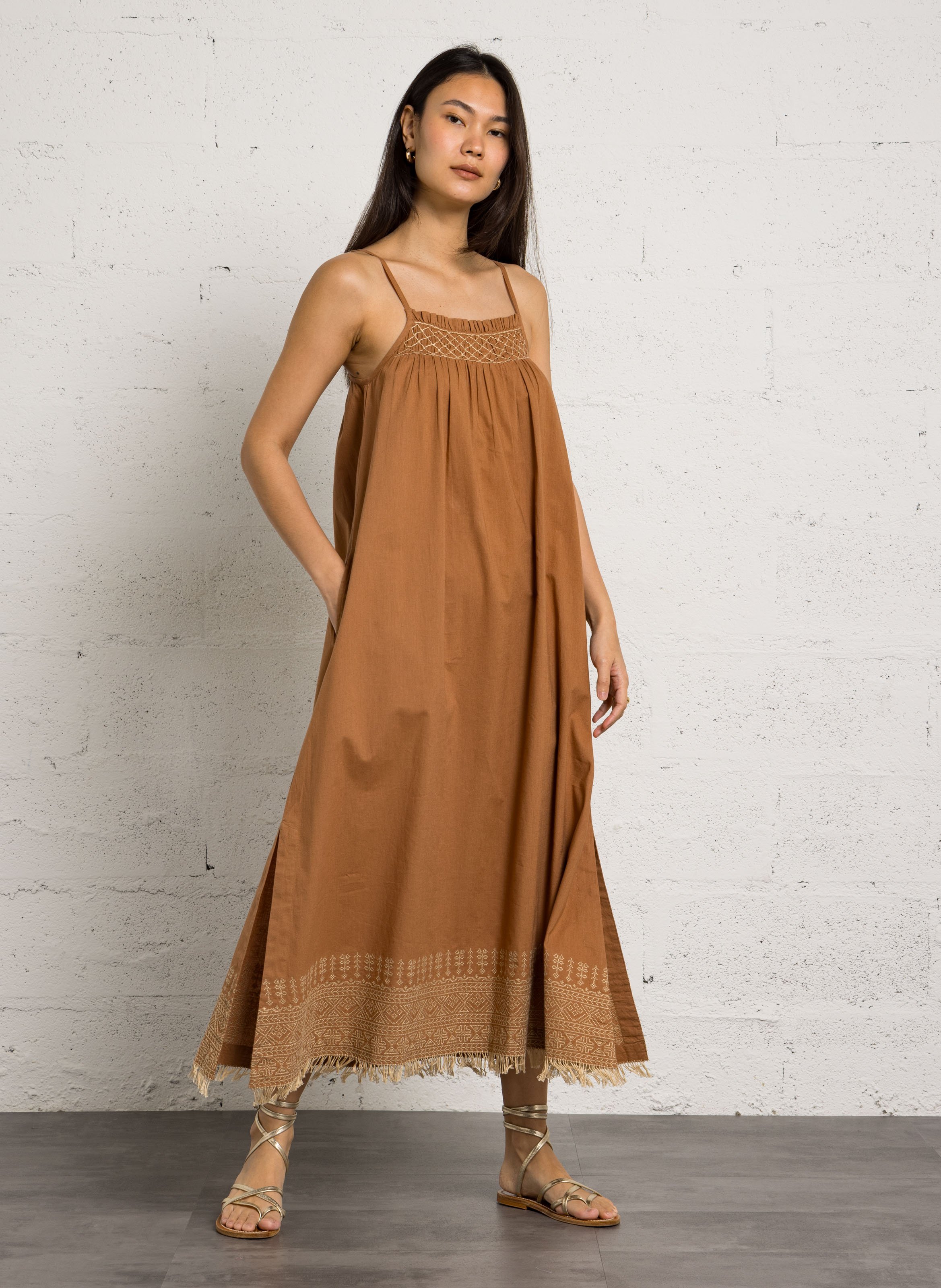 Lange, katoenen jurk met ronde hals en borduursel HOD PARIS Bruin