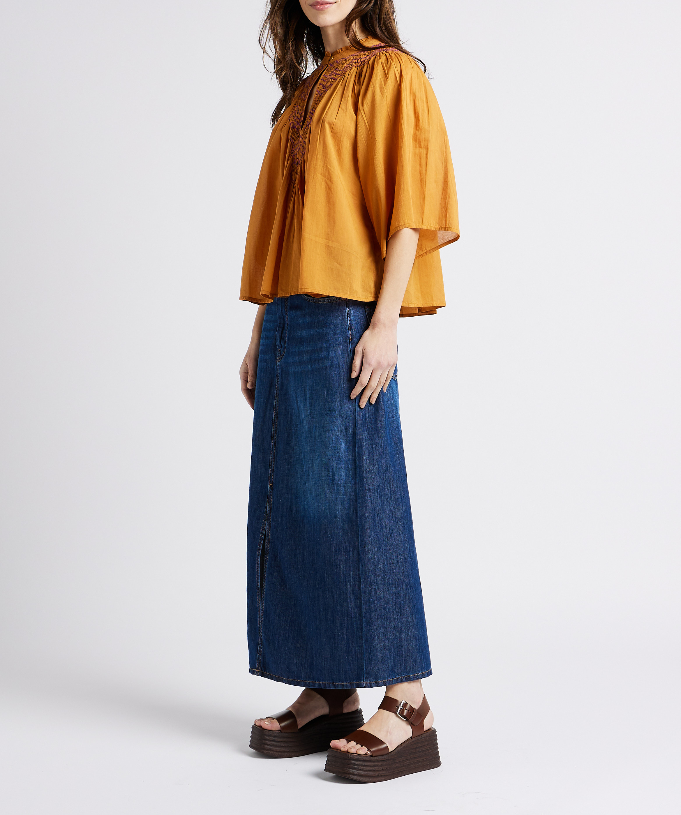 Weite, bestickte Baumwollbluse mit offenem Kragen ANTIK BATIK Braun