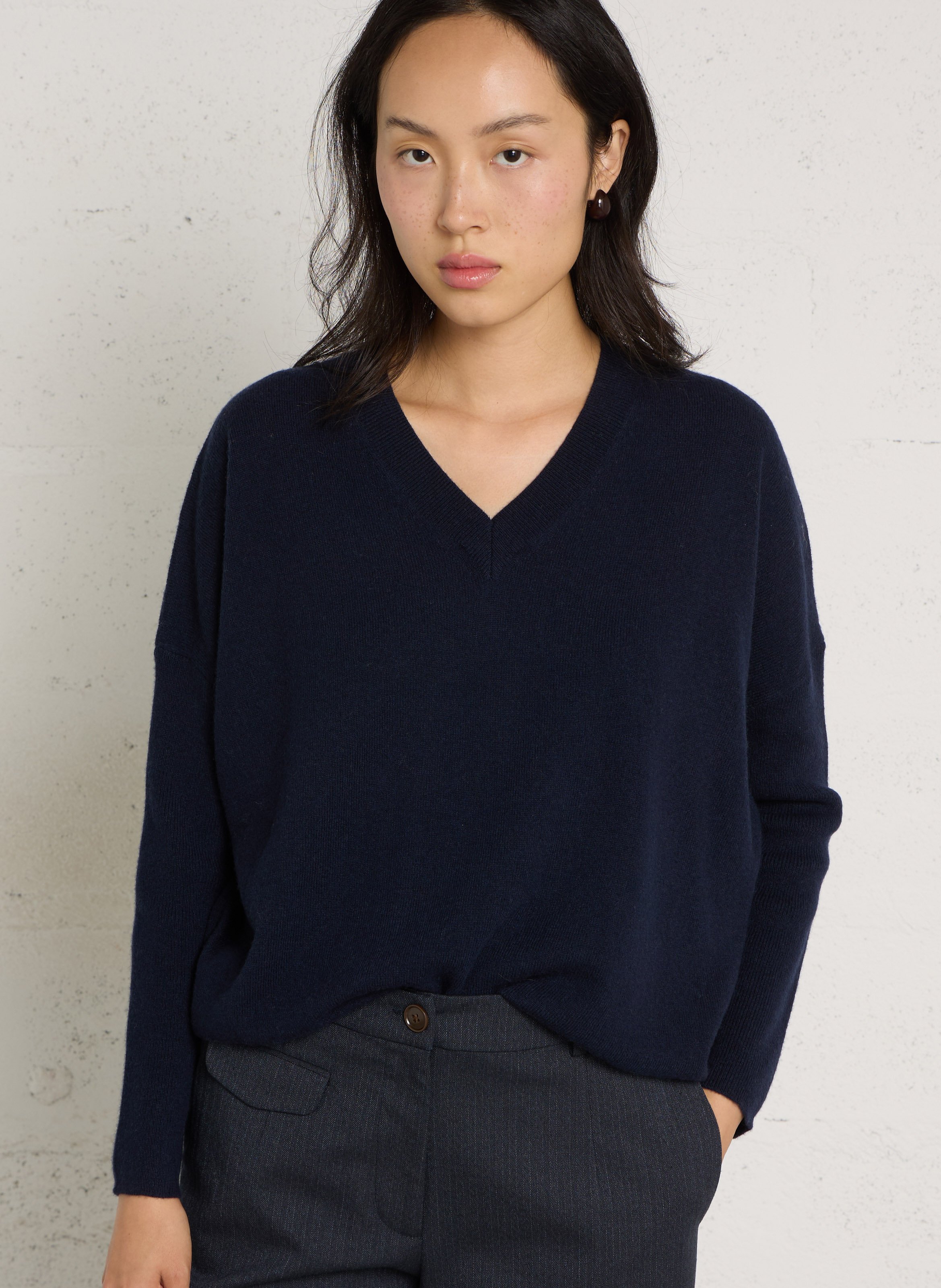 Pull ample col V à studs en laine BERENICE Bleu