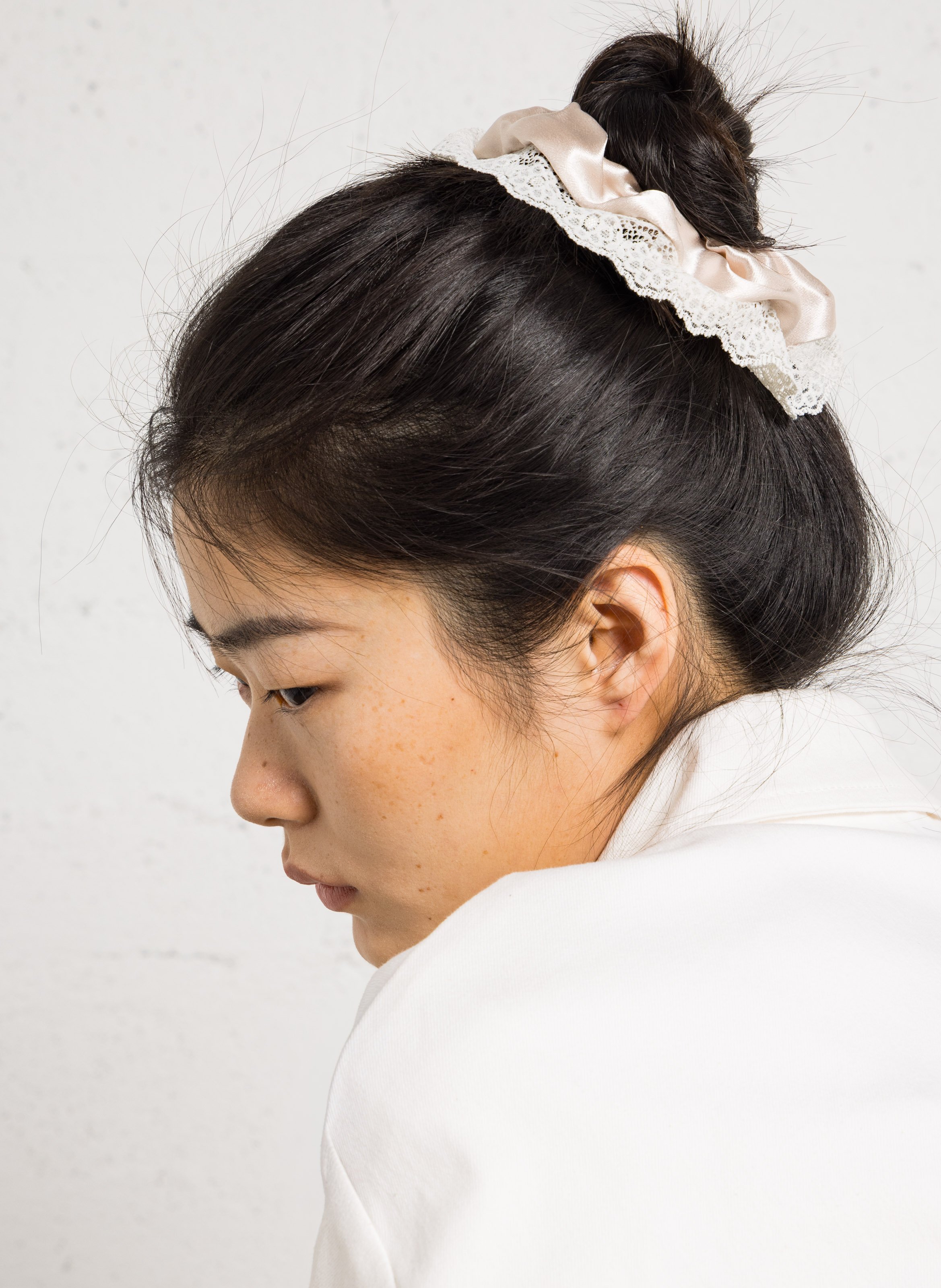 Chouchou en satin avec collerette dentelle CHOU AU CARRE Blanc