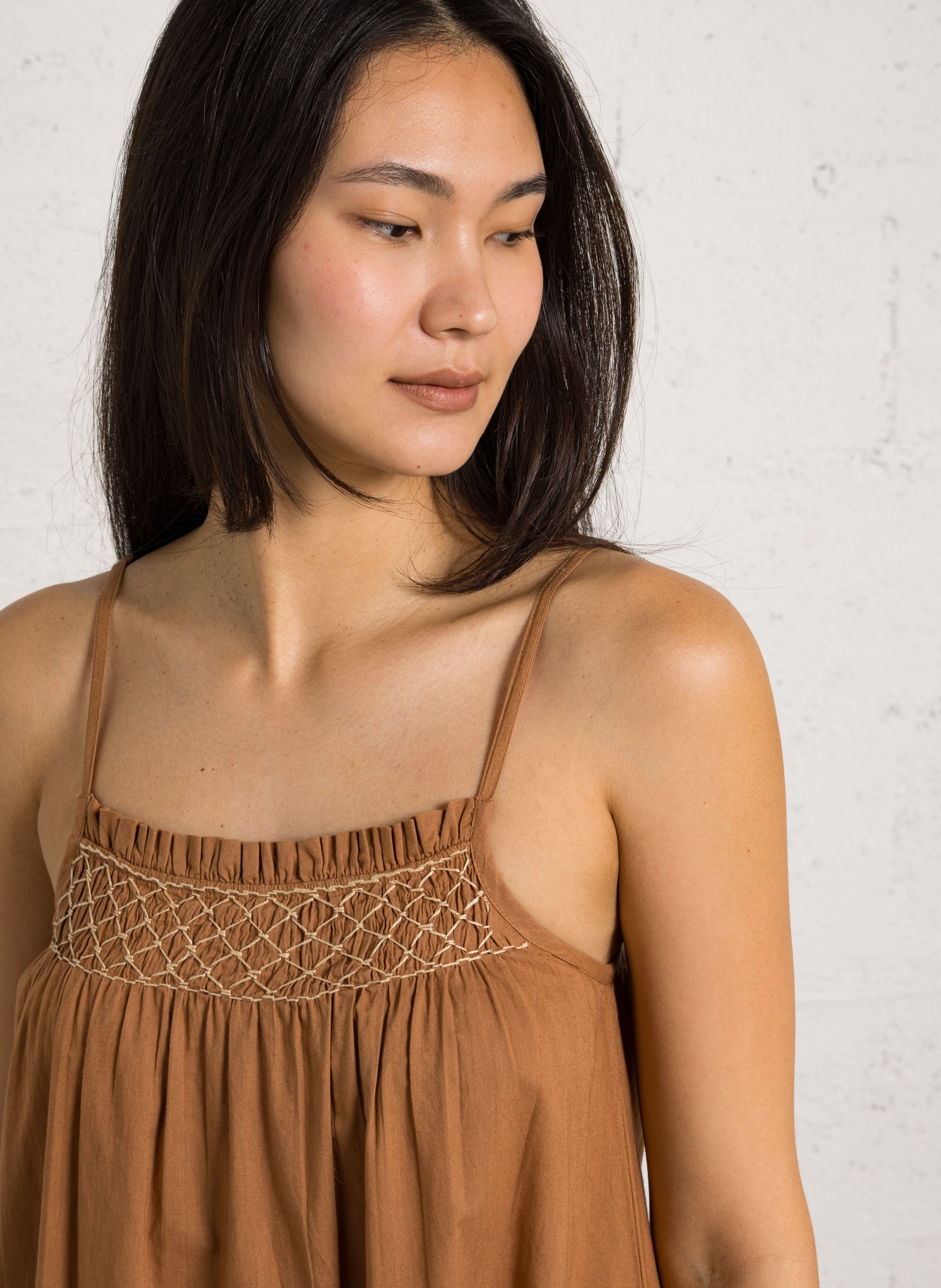 Lange, katoenen jurk met ronde hals en borduursel HOD PARIS Bruin