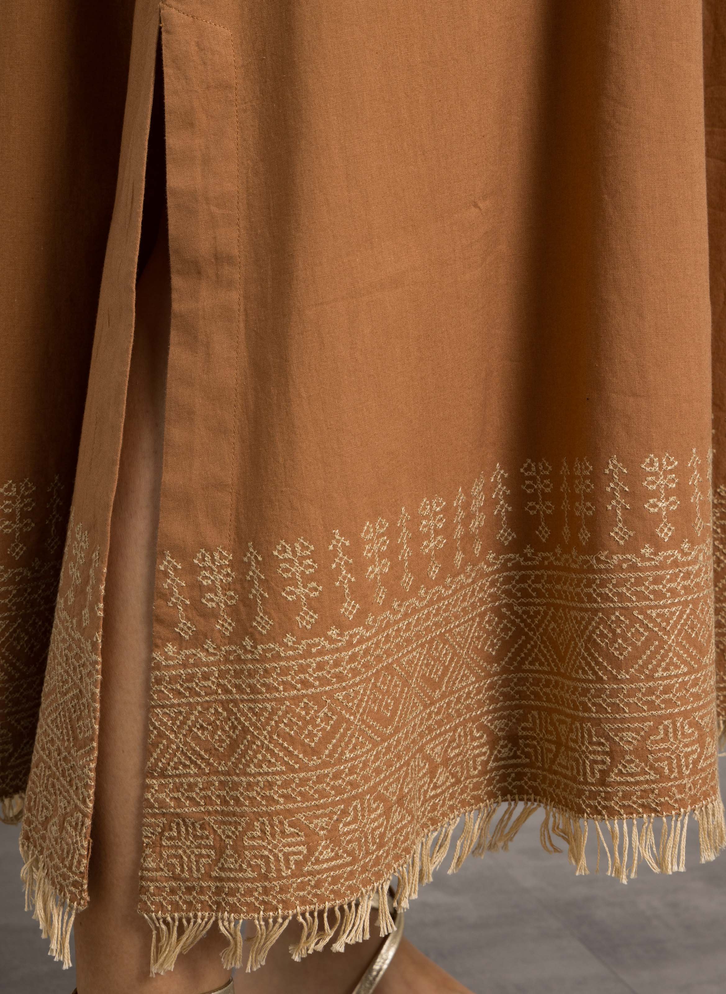 Lange, katoenen jurk met ronde hals en borduursel HOD PARIS Bruin