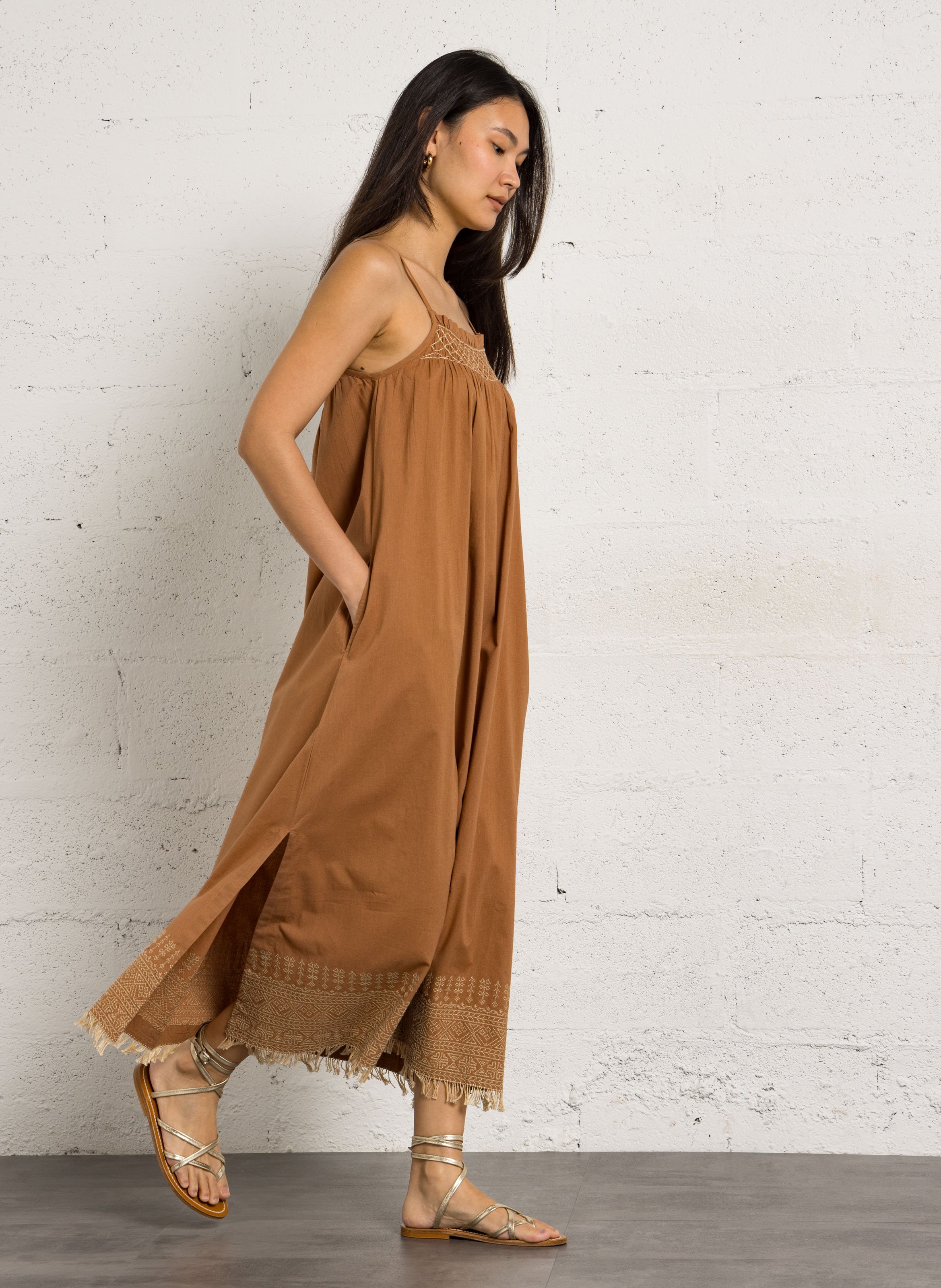 Lange, katoenen jurk met ronde hals en borduursel HOD PARIS Bruin