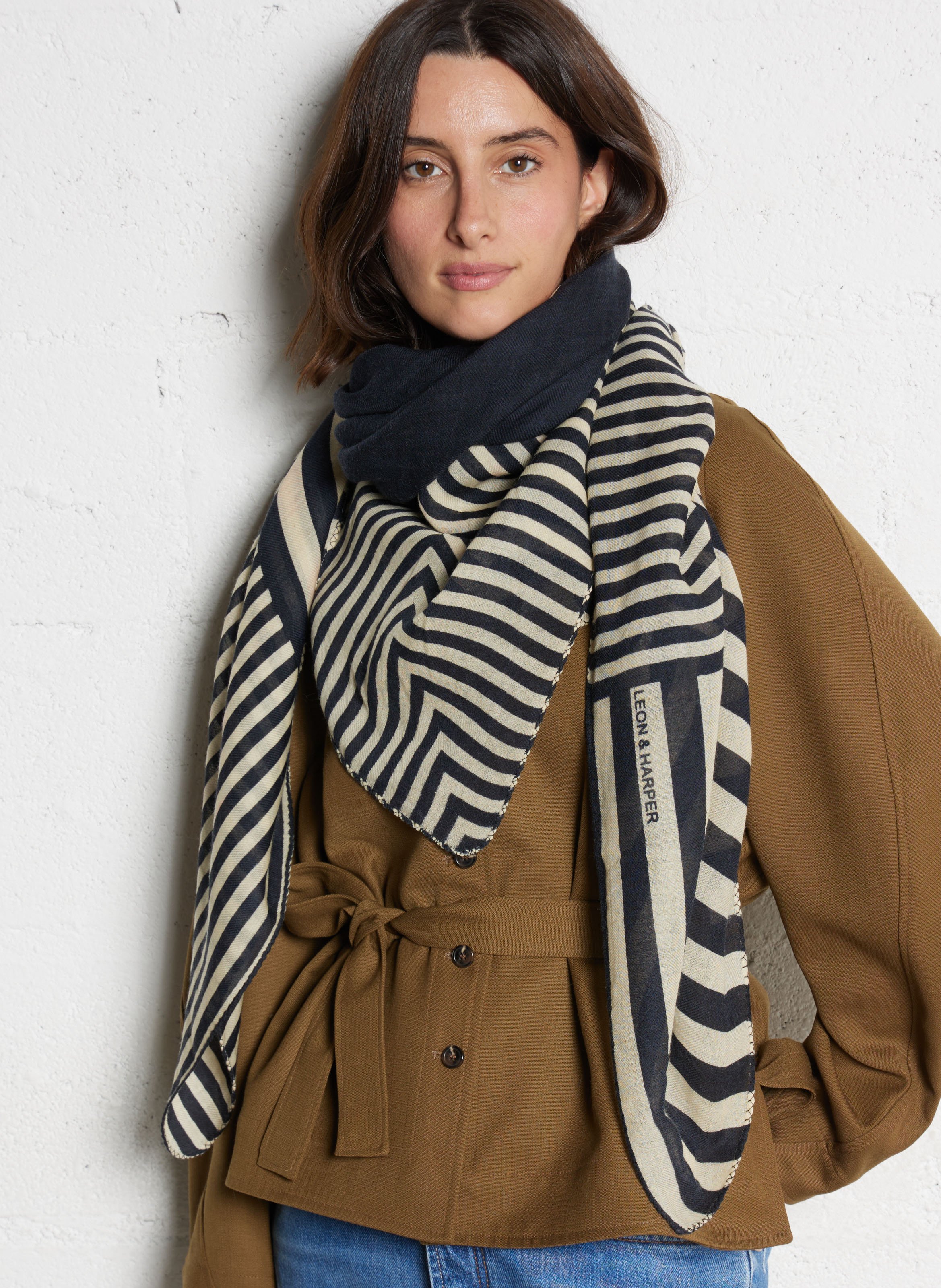 Sjaal van bedrukt linnen LEON & HARPER Zwart