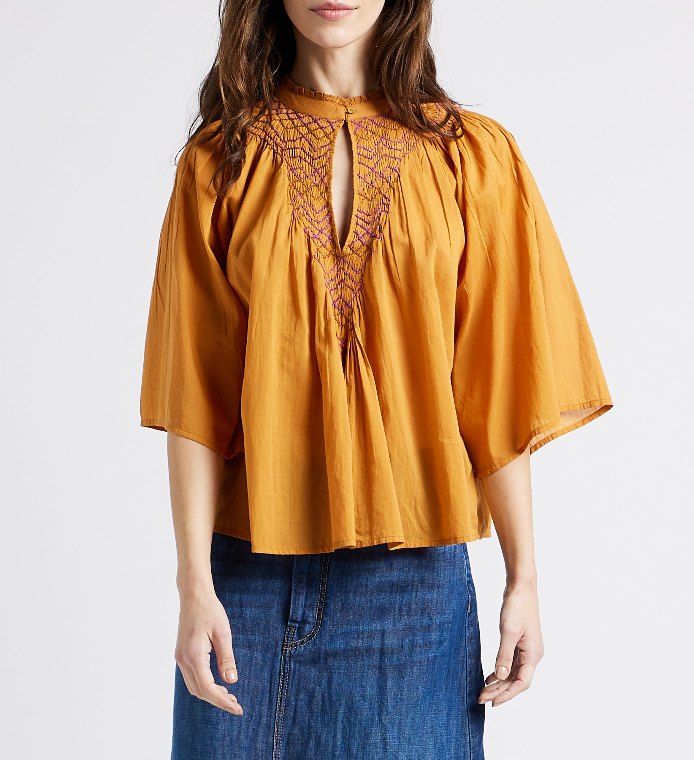 Weite, bestickte Baumwollbluse mit offenem Kragen ANTIK BATIK Braun