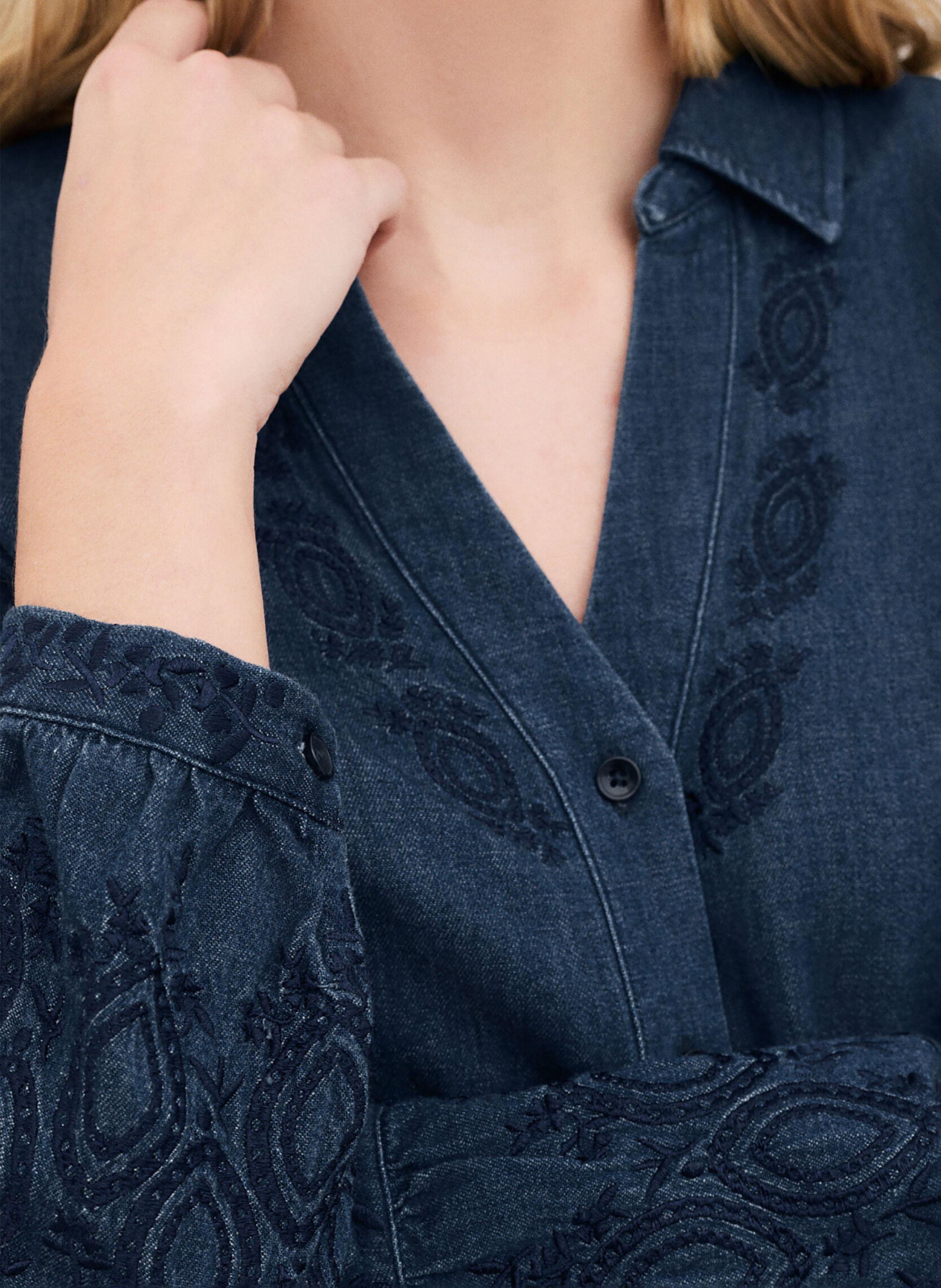 Tailliertes Midikleid CAROLL Blau