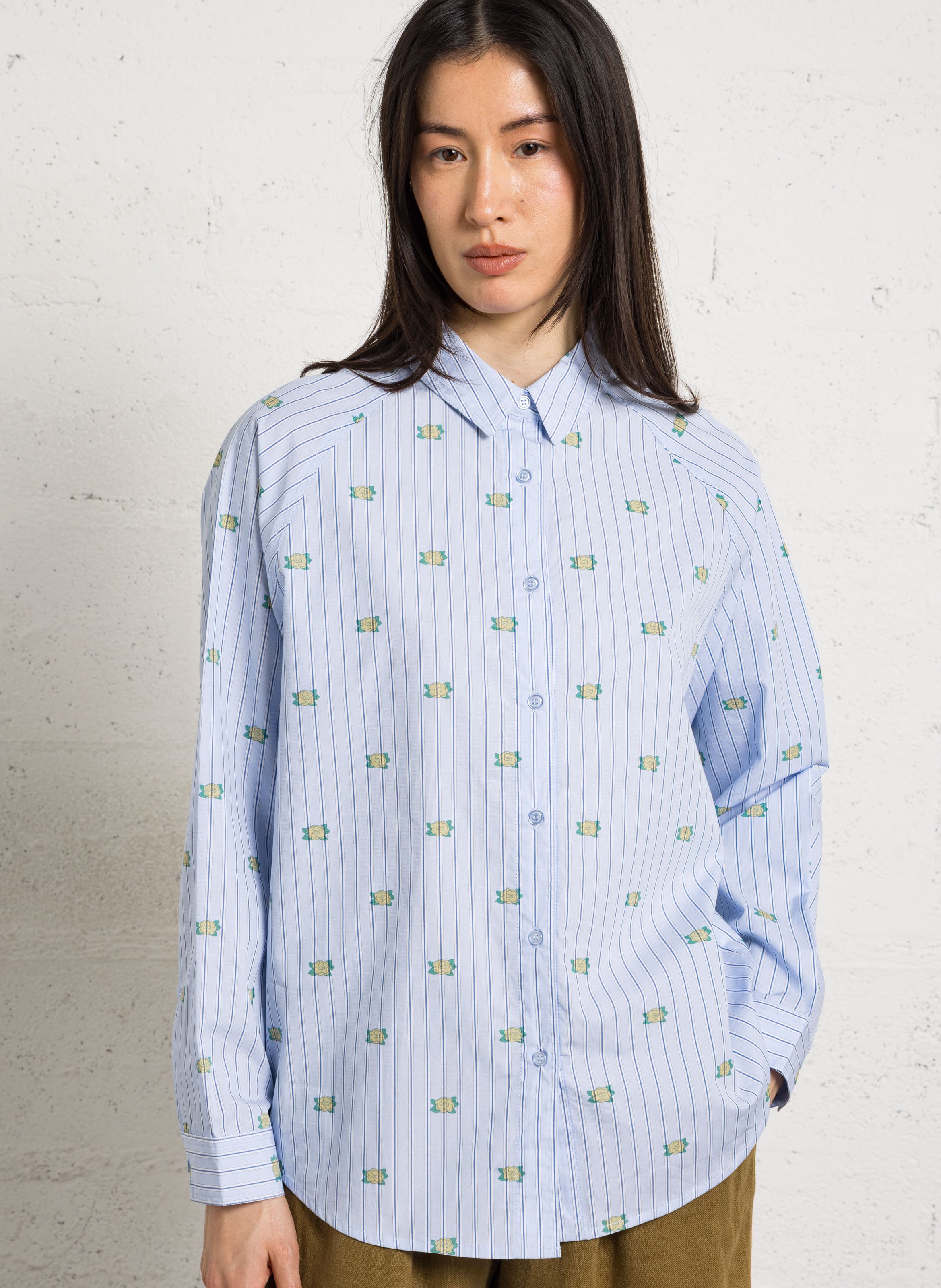 Weites Hemd mit klassischem Kragen, Streifen und Blumenmuster aus Baumwolle. THE TINY BIG SISTER Blau