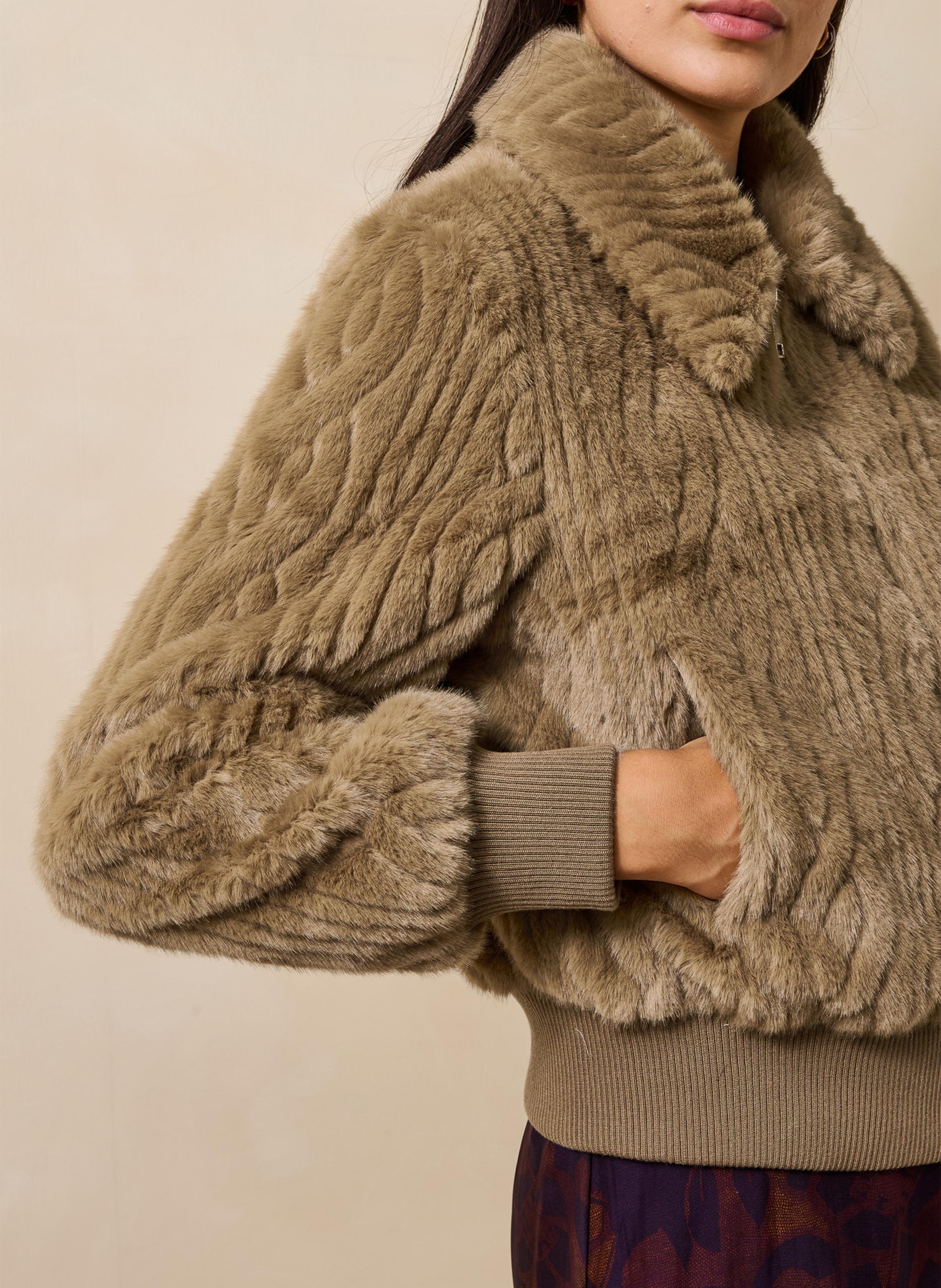 Manteau court effet fausse fourrure LA FEE MARABOUTEE Marron
