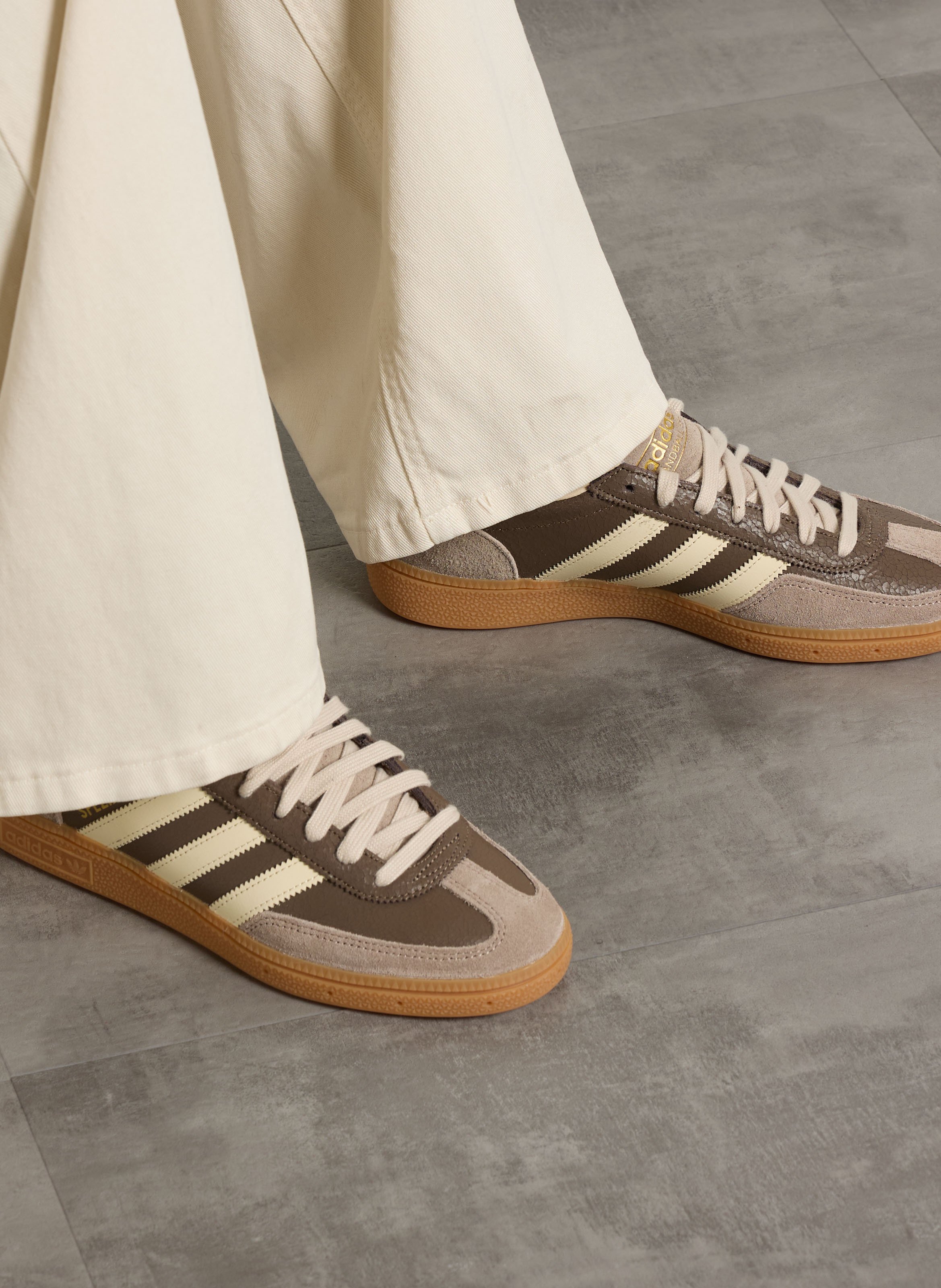 Niedrige Sneaker ADIDAS Braun