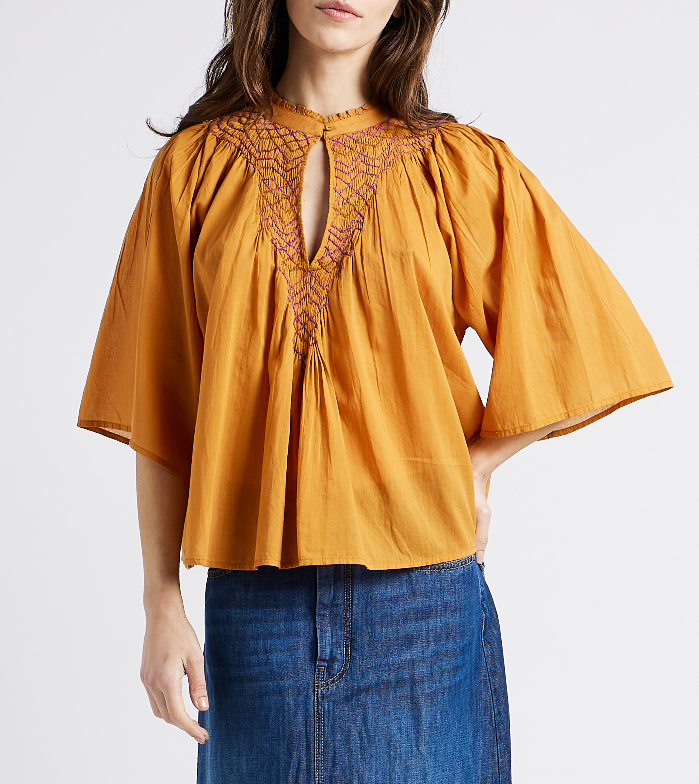 Weite, bestickte Baumwollbluse mit offenem Kragen ANTIK BATIK Braun