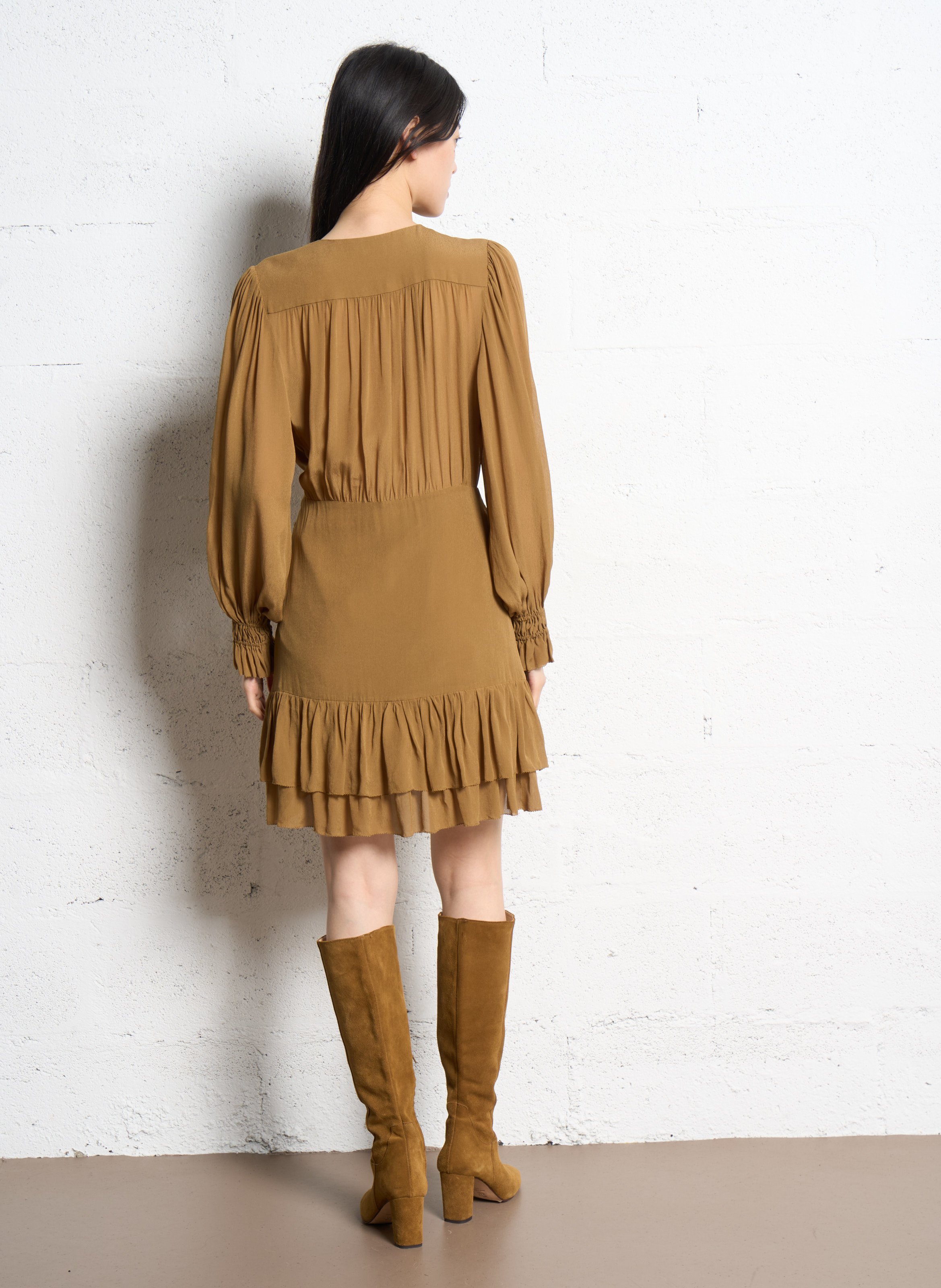 Korte aansluitende jurk met V-hals SUNCOO Kaki