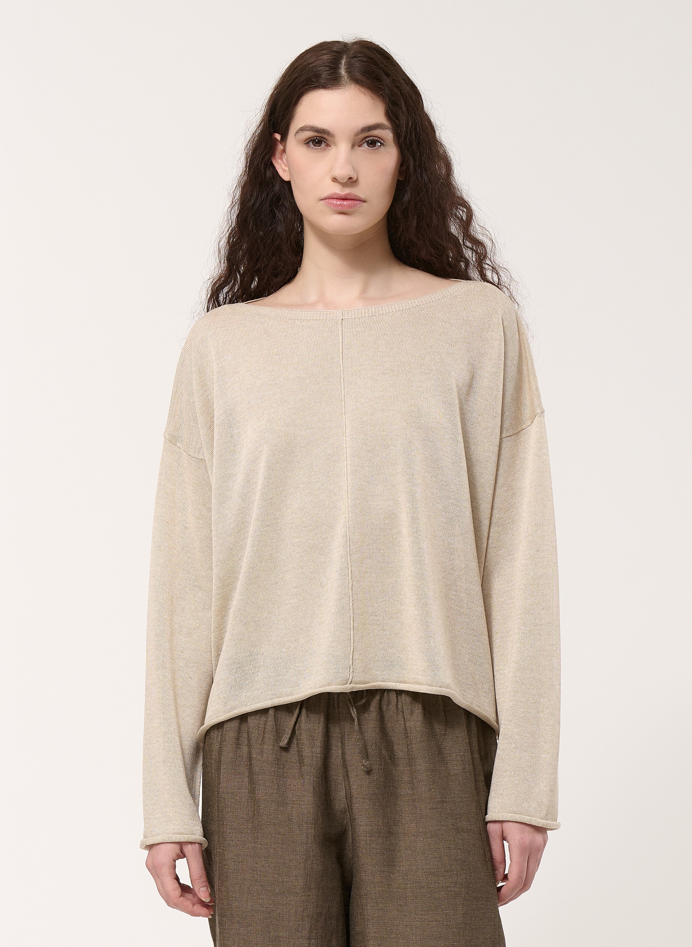 Weiter Pullover mit Bootsausschnitt und knöpfbarem Rücken. HUMILITY Beige