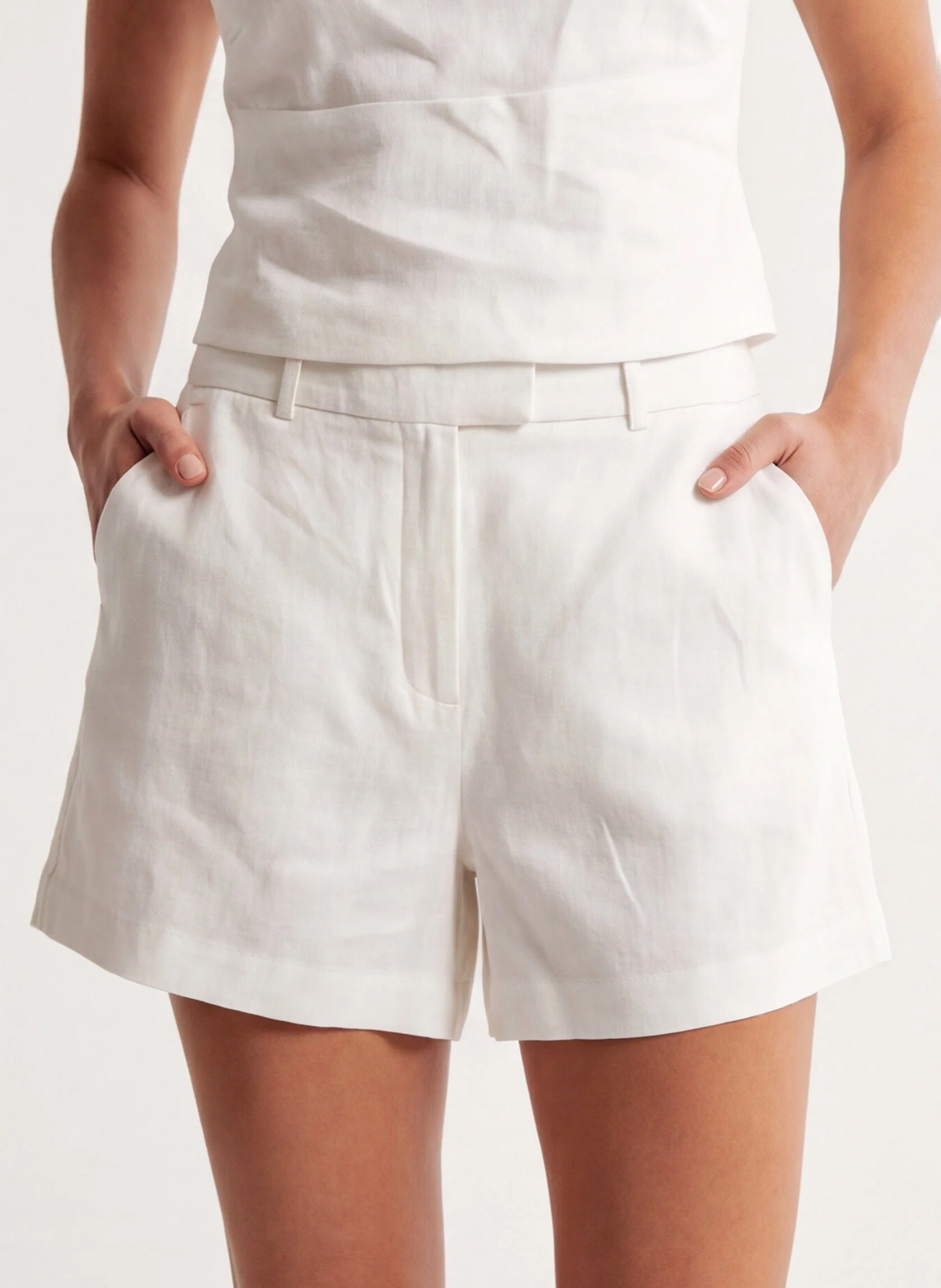 Gerade geschnittene Leinenshorts KOOKAI Weiss