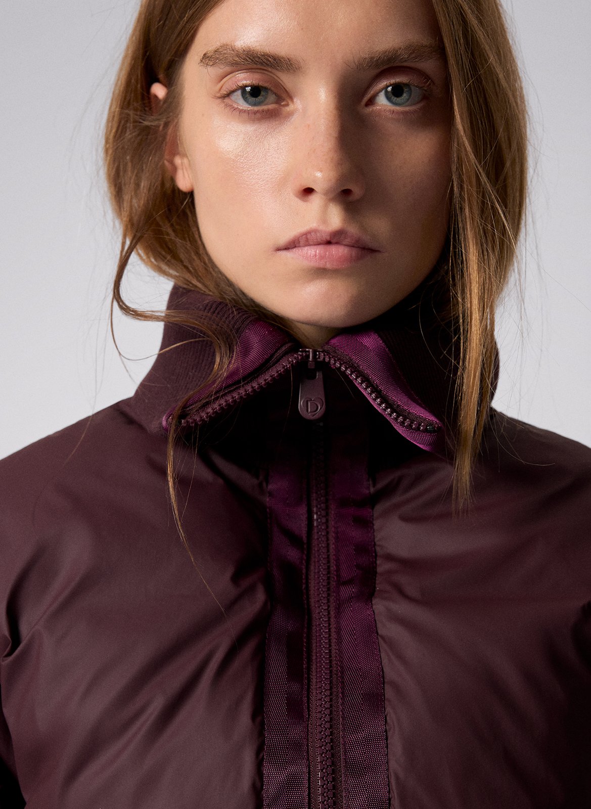 Gefütterte Steppjacke mit taillierter Passform in Uni. DESIGUAL Rot