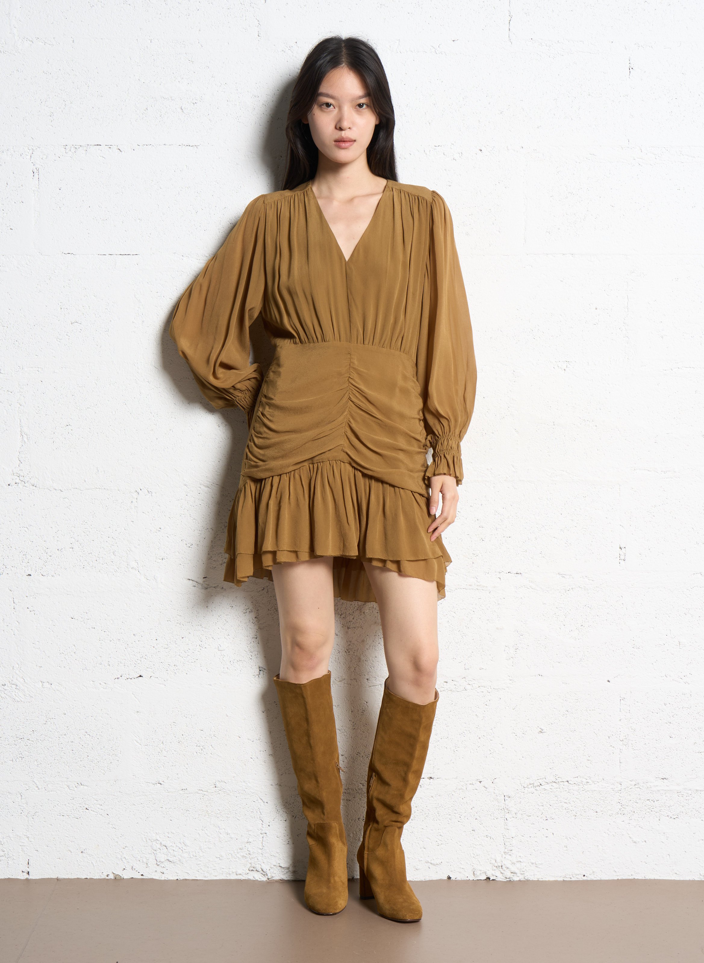 Korte aansluitende jurk met V-hals SUNCOO Kaki