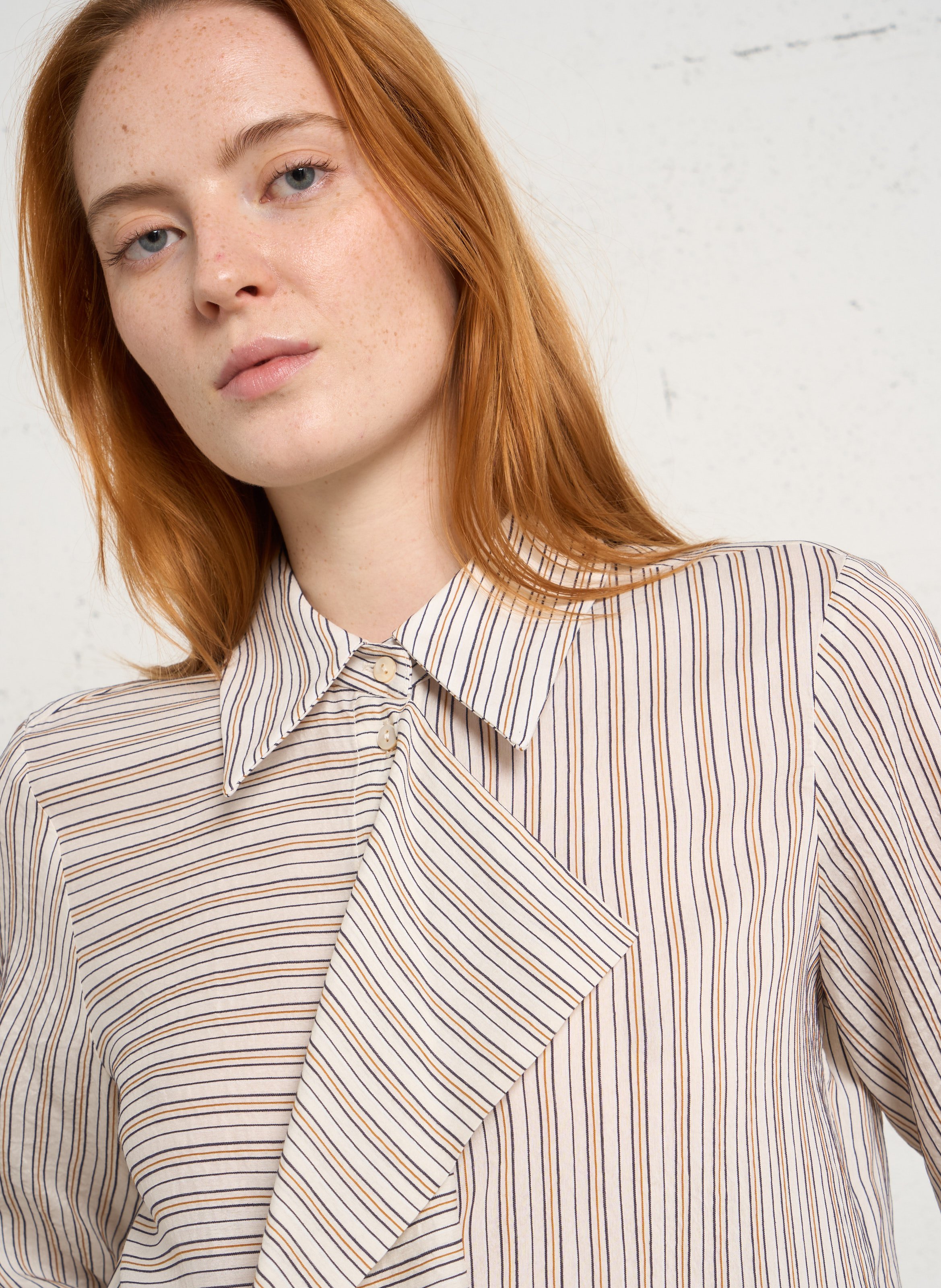 Gestreifte Bluse mit klassischem Kragen MOMONI Beige