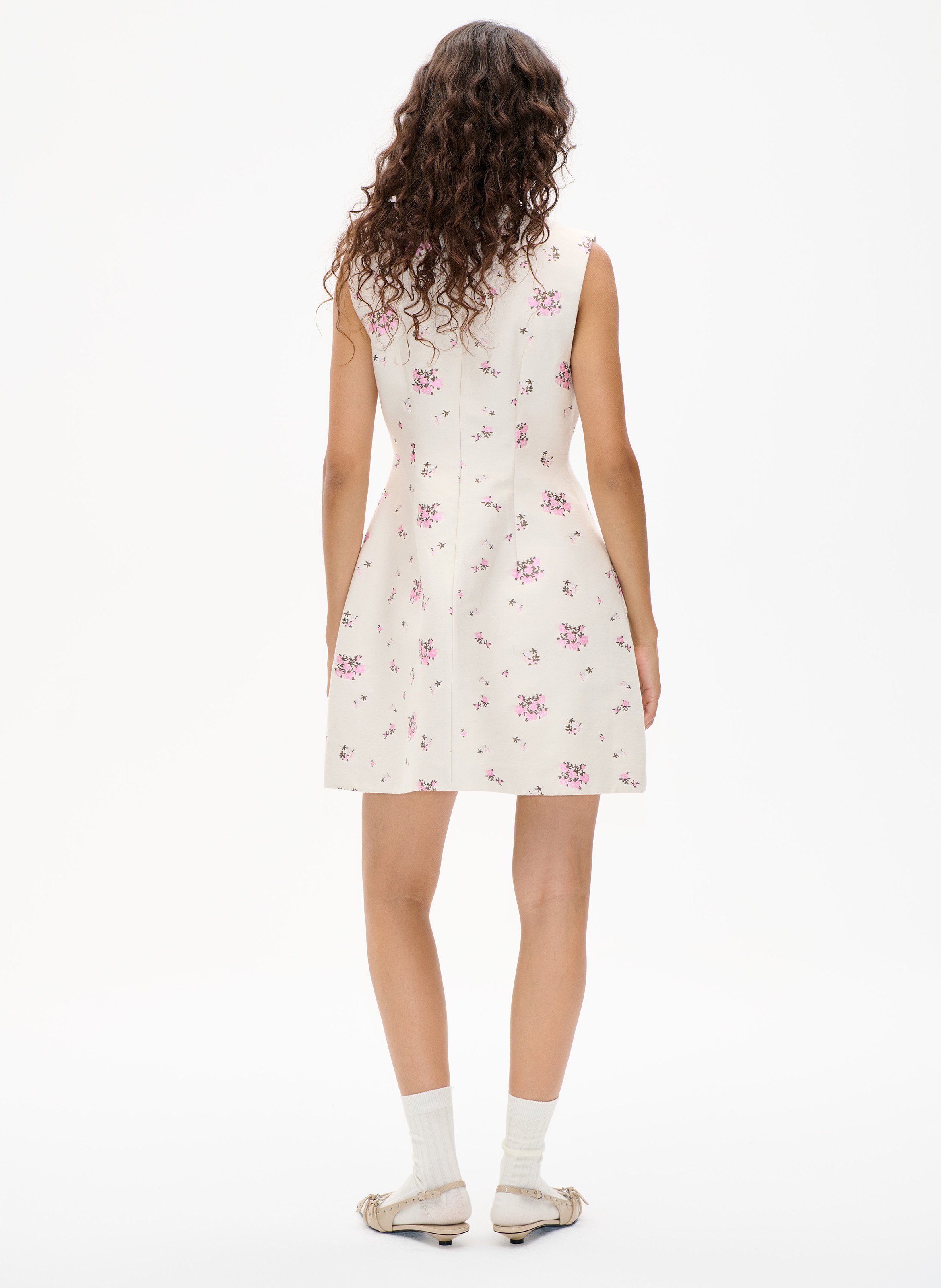 Kurzes tailliertes Blumenkleid BAUM UND PFERDGARTEN Rosa