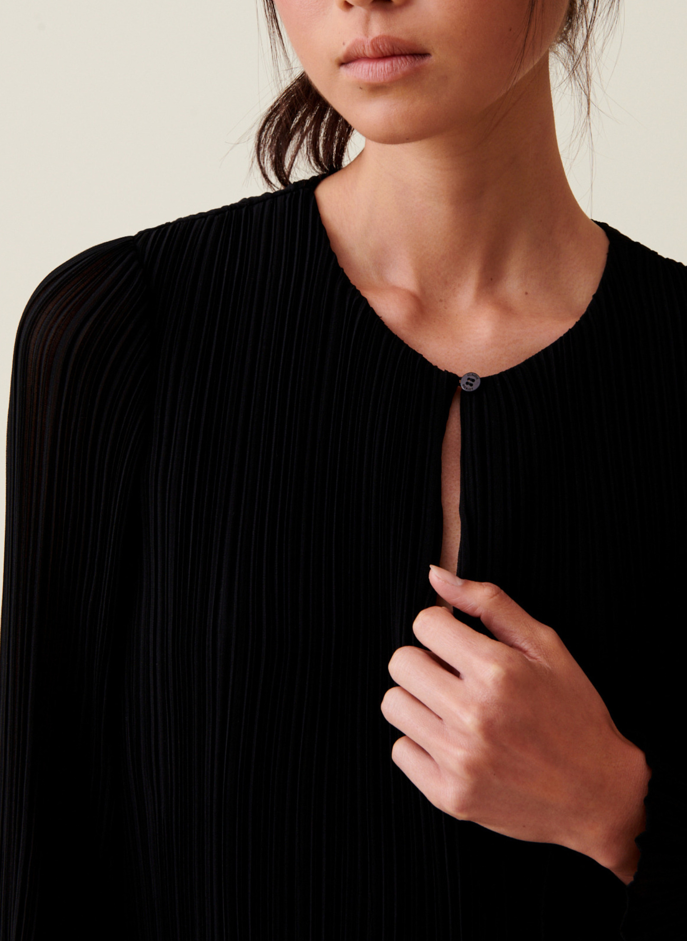 Korte jurk met ronde hals en plissérok CLAUDIE PIERLOT Zwart