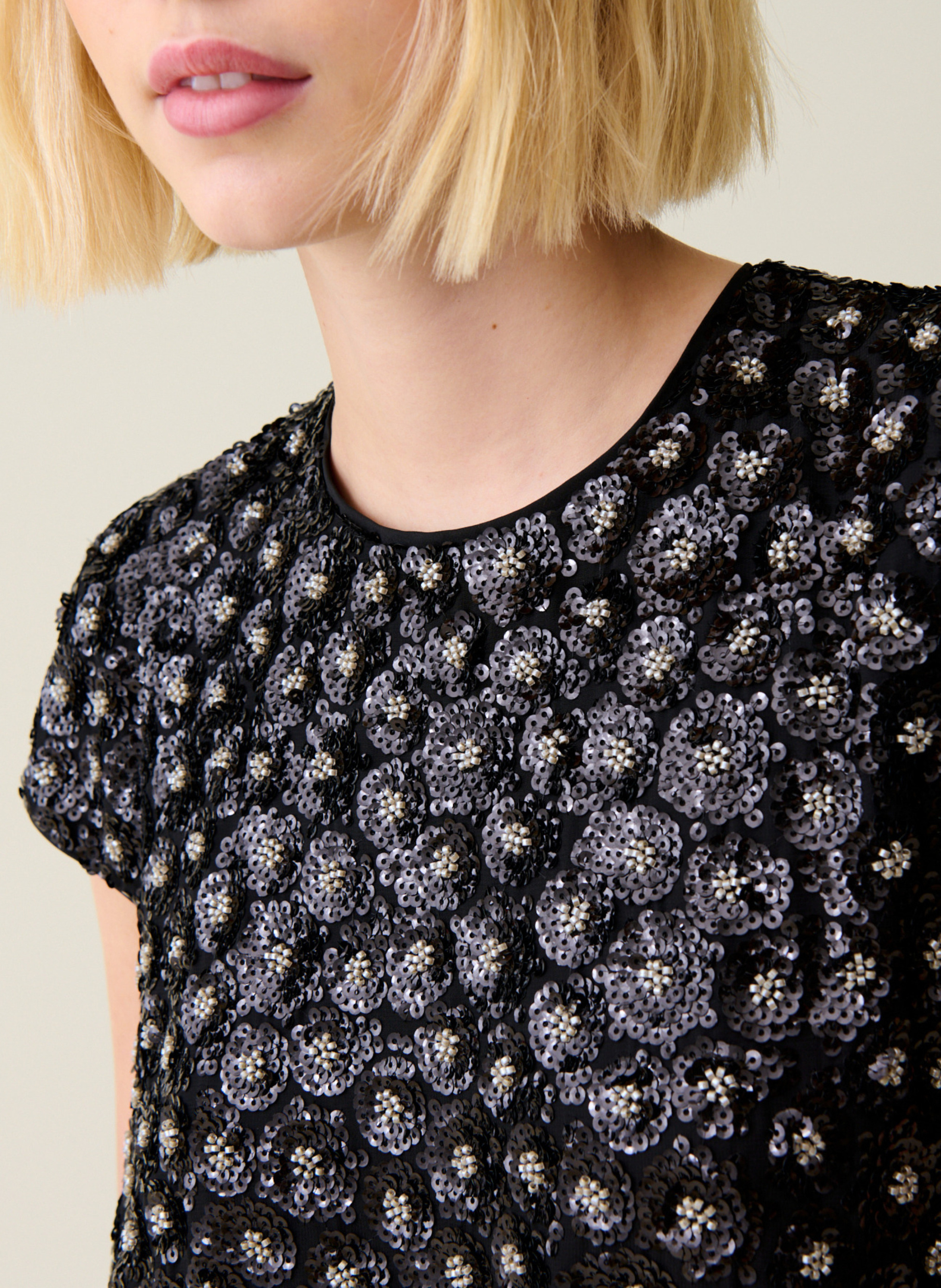 Korte jurk met ronde hals en pailletten CLAUDIE PIERLOT Zwart