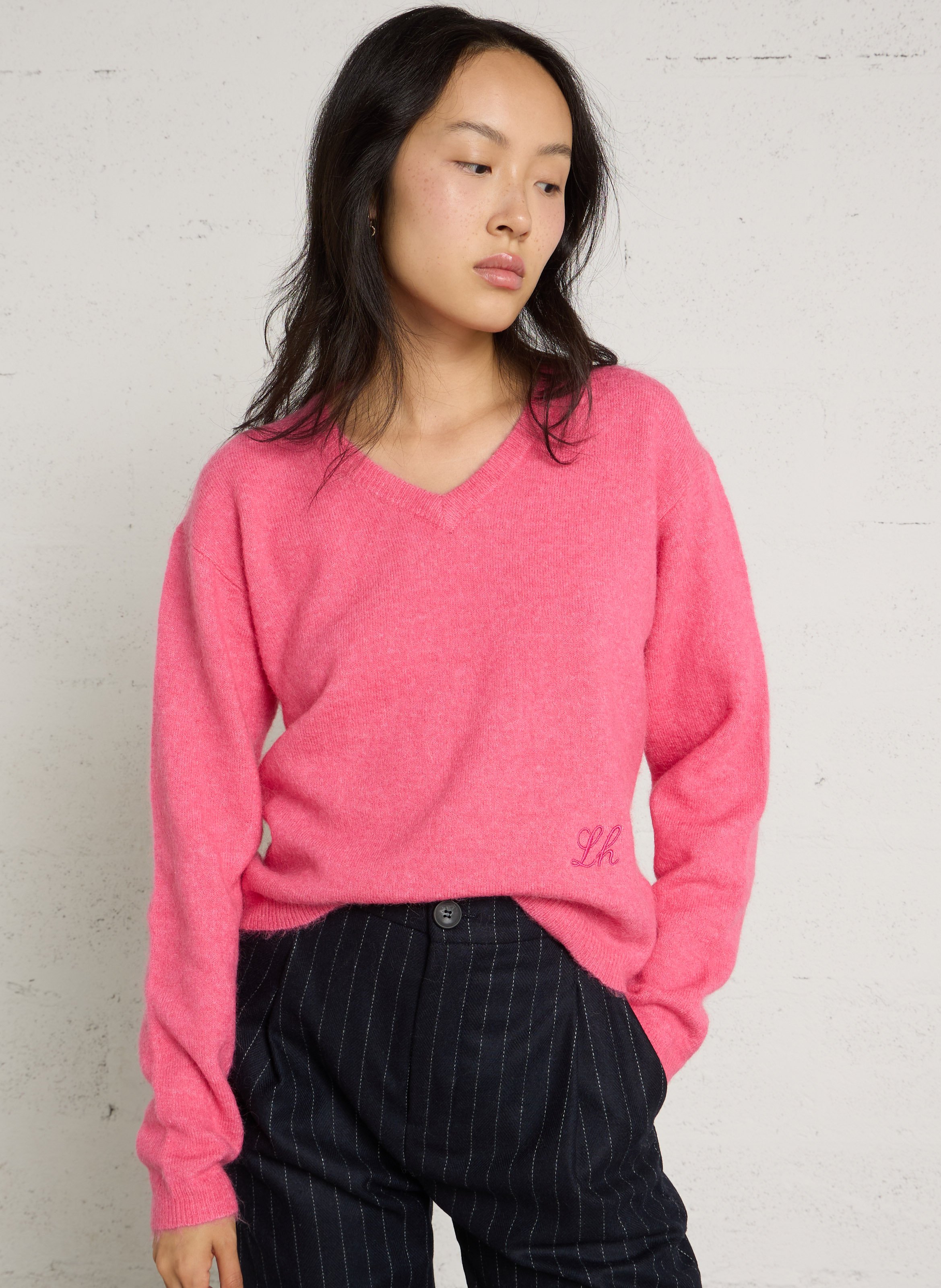 Kurzer Pullover mit V-Ausschnitt und gesticktem Logo. LEON & HARPER